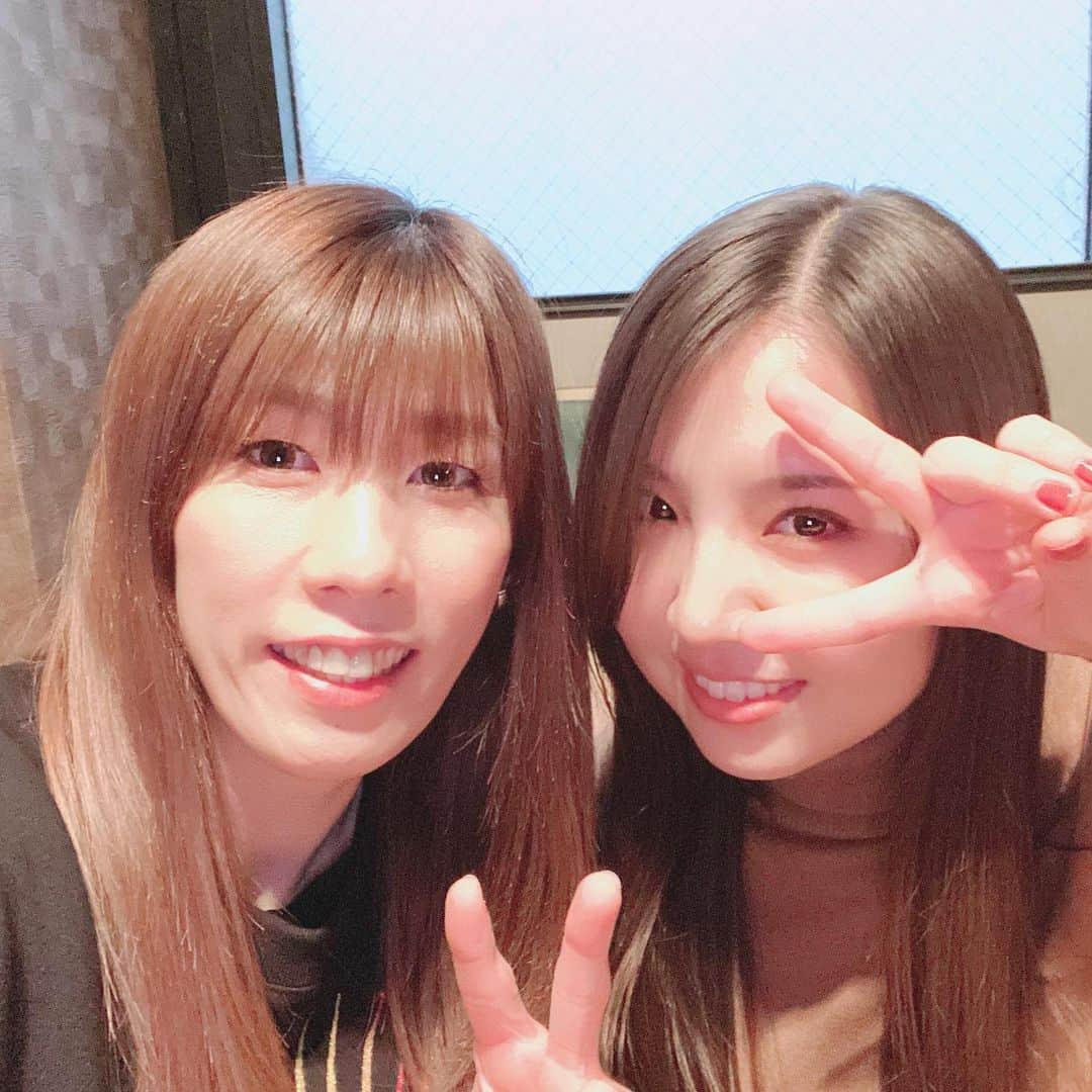 吉田沙保里さんのインスタグラム写真 - (吉田沙保里Instagram)「最近、移動中に聞いたりカラオケでよく歌ってるのが阿部真央さんの楽曲で、そのことをSNSに投稿したら… なんと、阿部真央さんの事務所の方が見てくださっていて連絡をいただき、一緒にお食事する事ができましたぁー😆 初対面なのに、話がどんどんはずんでとても楽しい時間でしたぁー♡ 時間がなくて話足りなかったので、続きはまた近々という事でバイバイしました👋 真央さん、ありがとうございました♥️ #阿部真央 さん #シンガーソングライター #初対面」2月4日 23時06分 - saori___yoshida