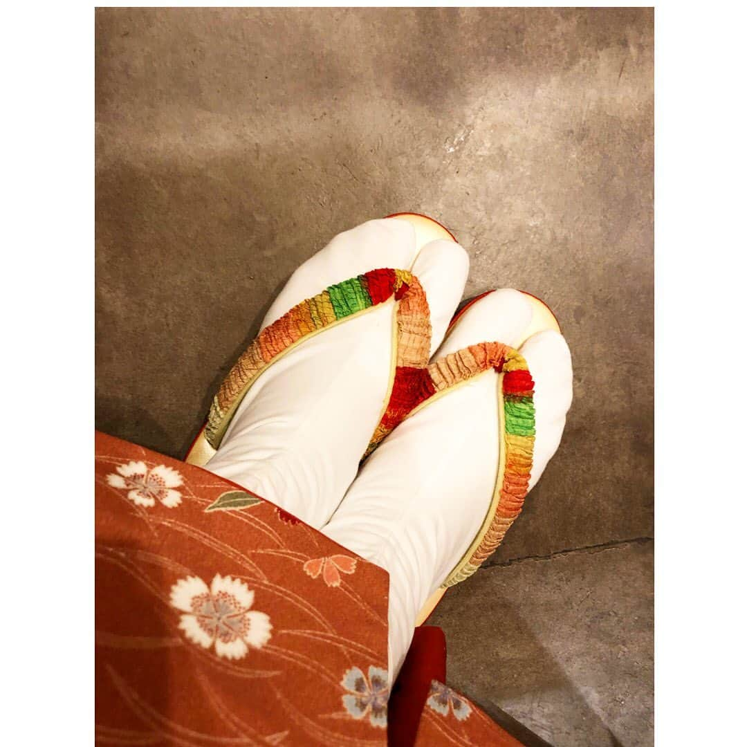 真下玲奈さんのインスタグラム写真 - (真下玲奈Instagram)「おねえさんから お草履のお下がりを頂きました♡ . . 嬉しい😂大切に履きます ありがとうございます🙇‍♀️ . . #草履#お草履#お着物コーデ #お着物#週2でお着物#お着物#着物で #おねえさんから#真下玲奈#毎日投稿#japanesetoladditional #kimono#zori#kyoto#tokyo」2月4日 23時06分 - r.mashitaaa.221