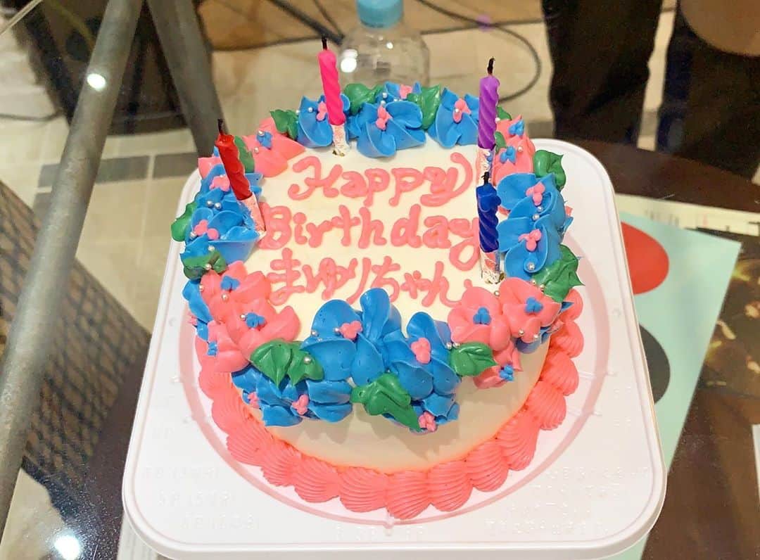 奥村真友里さんのインスタグラム写真 - (奥村真友里Instagram)「めちゃ可愛いケーキでお祝いしてもらった23歳後の日🎂❤️明日は「猿真似ロック」と「それでも光へ」の誕生日にもなります！よろしくお願いします✨ #まるいレコード #トライシグナル」2月4日 23時09分 - mayuri_okumura
