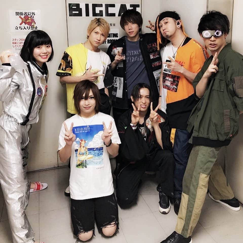 鬼龍院翔のインスタグラム：「クソイベ大阪BIG CAT公演でした！﻿ 皆さんありがとうございました😆﻿ オメでたい頭でなによりの皆さん、しっかり見れたのはいつぶりだろ…？１年半前とかのZeppワンマン？いや、久しぶりにしっかり見れたんだけどもうすんげぇ最高のライブだったぴえん﻿ ﻿ 眉村ちあきさんは流石もう素晴らし過ぎて尊いレベルになってきた…✨アンタやべえよ最高だよ…✨w﻿ ﻿ 大阪での当て振りメンバーさんはV系バンドの「甘い暴力」さんなのだが…今日は「現実団」というマスクをした別キャラで出てくれるということで、私は察した、彼等はまともじゃない！w﻿ 普通に他と同じことをやらない、という選択肢を選ぶ人達でした。これは…、僕と同じマインドだ…✨﻿ でもパフォーマンスには凄く真剣で盛り上げようとしていて、本当に僕は共感せざるにいられませんでした😭協力してくれてありがとうね！ケツバットさせてもらってごめんね🙏笑﻿ ﻿ 楽しかったよおぉ…﻿ 次は名古屋公演！忘れらんねえよさん四星球さん宜しくお願いします！(^-^)」