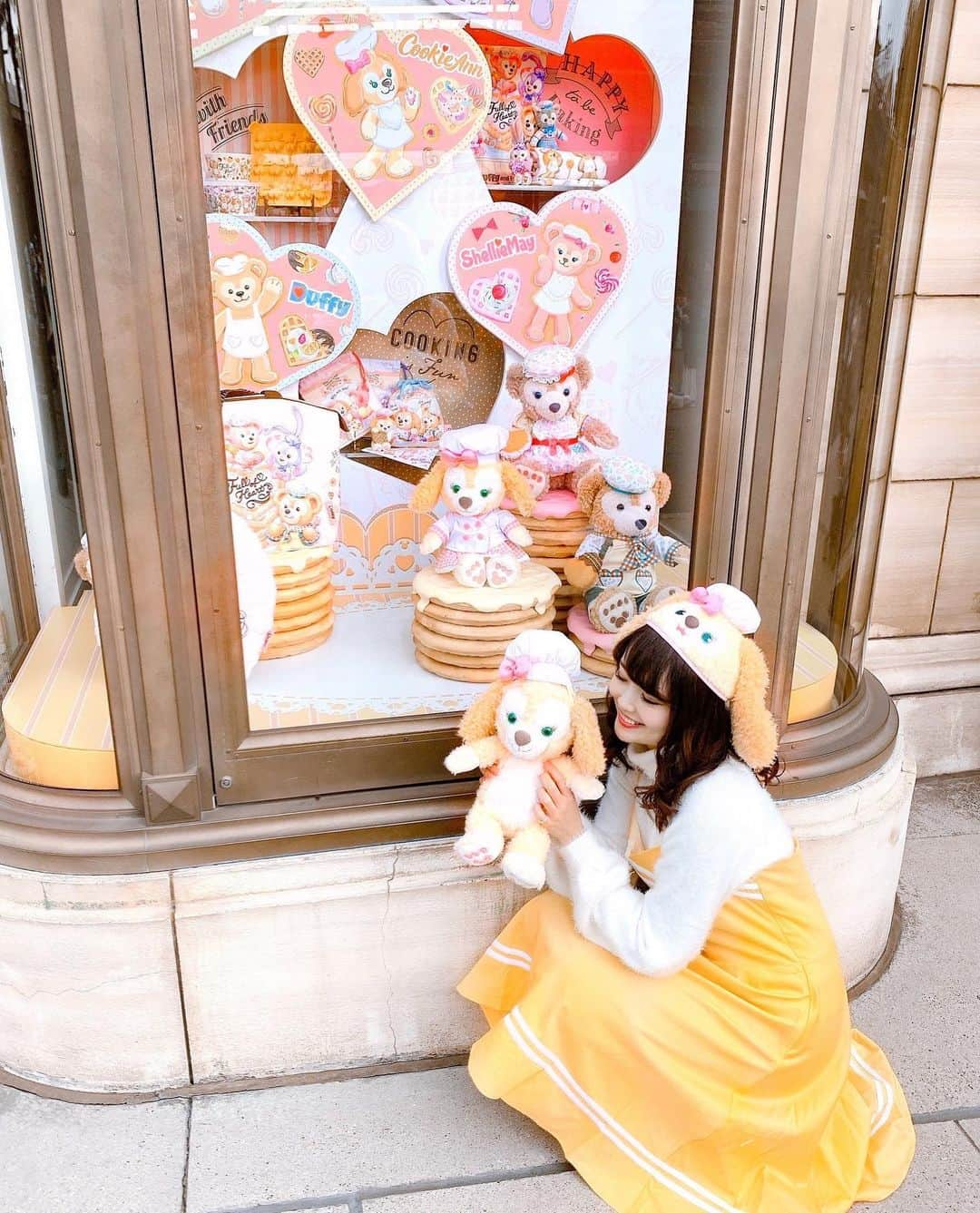 浅井麻里さんのインスタグラム写真 - (浅井麻里Instagram)「🐶💛﻿ ﻿ 今日放送されたTV『ヒルナンデス！』📺﻿ 見ててわたし出てるの気づいてくれた皆様﻿ ありがとうございました❤️😍﻿ ﻿ フォロワーさん達以外からも、﻿ 「ヒルナンデスで見ました！」って﻿ コメントやフォローいただいて嬉しい💕💕﻿ ﻿ 番組内で名前もアカウントも出てないけど、﻿ #クッキーアンコーデ とかで﻿ みつけてくれたのかな？🤔💡﻿ (この前投稿した写真がありがたいことに 人気投稿に入ってたから﻿そこからとか…？)﻿ テレビの影響力やっぱりすごい✨😳﻿ ﻿ 梅澤アナにインタビューしてもらえて、﻿ とっても楽しい時間でした🎵﻿ このワンピースの﻿ 真っ黄っ黄色感すごいね💛(笑)﻿ ﻿ ﻿ 昨夜の月9ドラマ『絶対零度』に続いて、﻿ また嬉しい出来事でした❤️☺️﻿ ﻿ ﻿ #クッキーバウンド#ハートウォーミングデイズ#ディズニーシー#クッキーコーデ#ダッフィーフレンズ#クッキーアン#ヒルナンデス#tokyodisneyresort#tokyodisneysea#disneysea#cookieann」2月4日 23時29分 - mari_asai_625