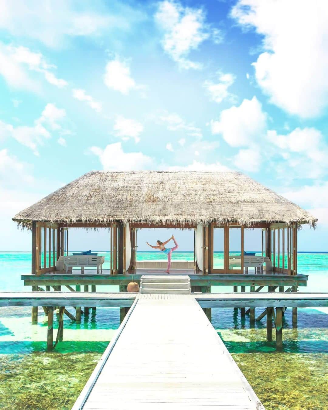 Conrad Hotelsのインスタグラム：「Relax and recharge under sunny skies and unbeatable views at @conradmaldives #StayInspired」