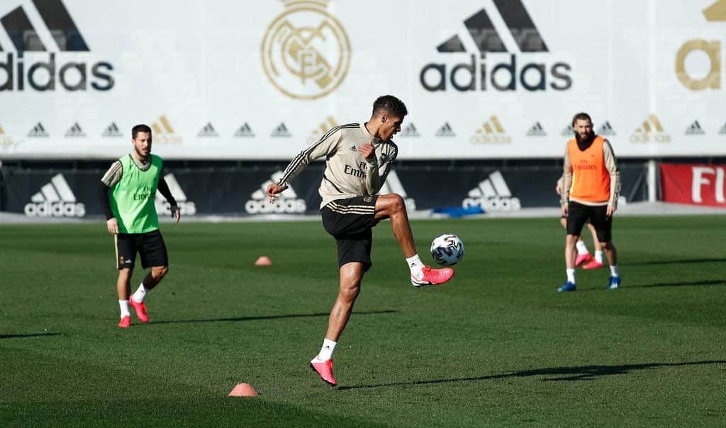 ラファエル・ヴァラーヌさんのインスタグラム写真 - (ラファエル・ヴァラーヌInstagram)「Training ⚽️💪🏾 #RMCity #TeamVarane」2月4日 23時37分 - raphaelvarane