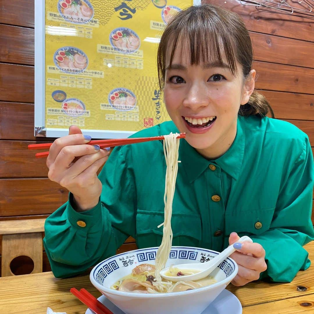 酒井瞳さんのインスタグラム写真 - (酒井瞳Instagram)「続いて麺道 #而今 宮崎松橋店さんの特製天然塩の極上あさりそば！ #塩ラーメン です！ロケ中は大人しく熱視線送ってたけど終わってラーメン奪いに行ったら熱視線返しされて気まずかったww 店長さんが大阪から宮崎に持って来てくれた塩ラーメン！こだわり抜いた極上の塩ラーメン是非一度味わってほしい！！！！ #宮崎 #宮崎県 #よかばん #umk #ラーメン #ラーメン好き #いただきます #ごちそうさまでした #美味しい #いっぱい食べて #いっぱい動く#うまミヤザキ 真面目な店長さんしてくれた！嬉しい！笑」2月4日 23時58分 - s.sakaihitomi