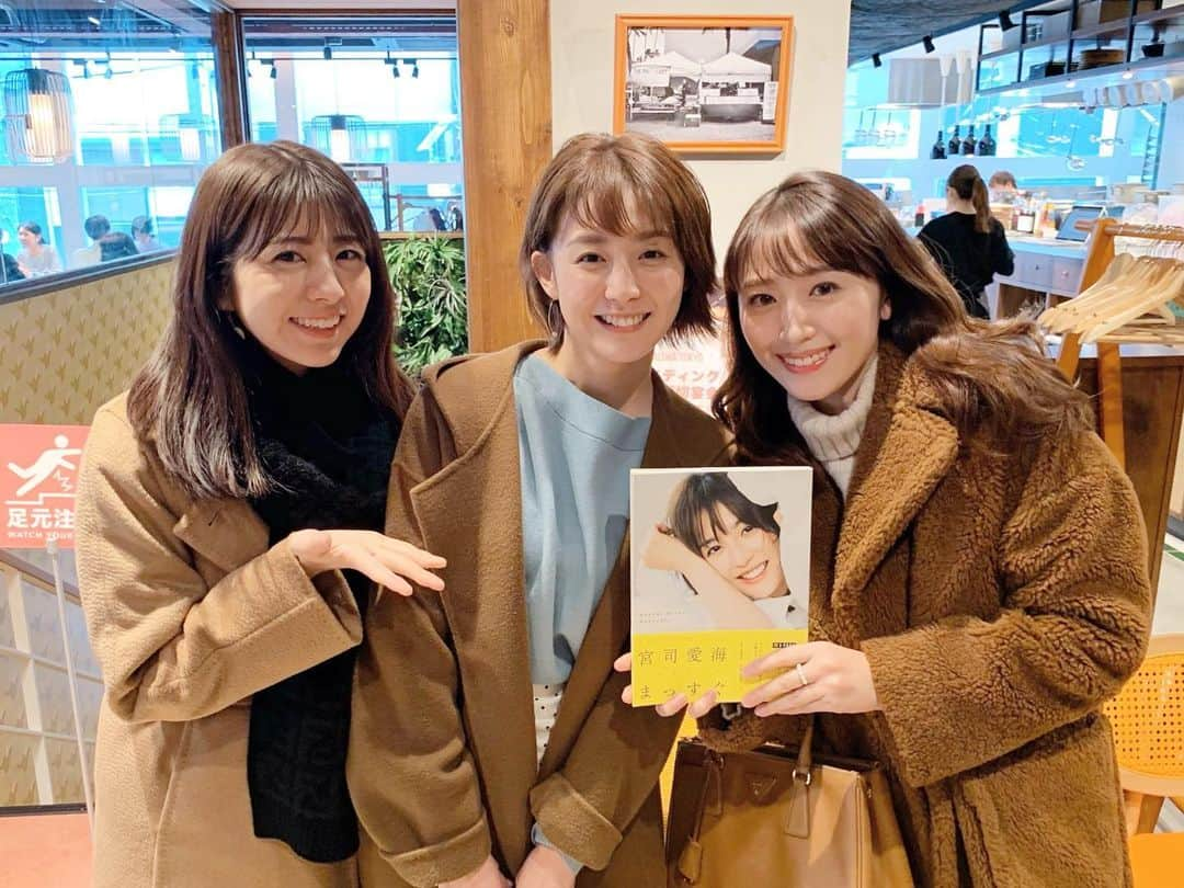 小山愛理さんのインスタグラム写真 - (小山愛理Instagram)「. 同い年のるりちゃん愛海ちゃんとランチに🍴 るりちゃんのおかげですぐに実行できて嬉しいな🎵 . そして発売になったばかりの愛海ちゃんの フォトブック"まっすぐ" なんとサインまで入れてもらっちゃた❣️ これはいろんな人に羨ましがられること間違いないですね😂 寝る前に癒されたいと思います☺️ 本当にありがとう〜❤️ . #1991#いかにブラウンが流行っているか」2月4日 23時58分 - koyama_airi