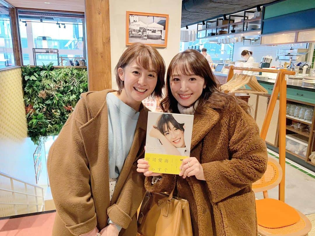 小山愛理さんのインスタグラム写真 - (小山愛理Instagram)「. 同い年のるりちゃん愛海ちゃんとランチに🍴 るりちゃんのおかげですぐに実行できて嬉しいな🎵 . そして発売になったばかりの愛海ちゃんの フォトブック"まっすぐ" なんとサインまで入れてもらっちゃた❣️ これはいろんな人に羨ましがられること間違いないですね😂 寝る前に癒されたいと思います☺️ 本当にありがとう〜❤️ . #1991#いかにブラウンが流行っているか」2月4日 23時58分 - koyama_airi