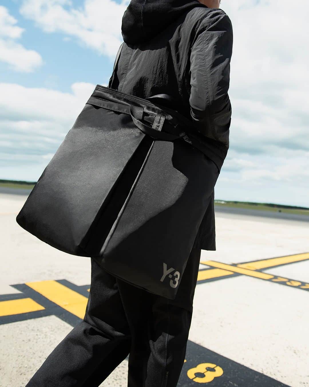 ワイスリーのインスタグラム：「Y-3 Tote. Y-3 Spring/Summer 2020. --- #adidas #Y3 #YohjiYamamoto Discover the collection at adidas.com/y-3」