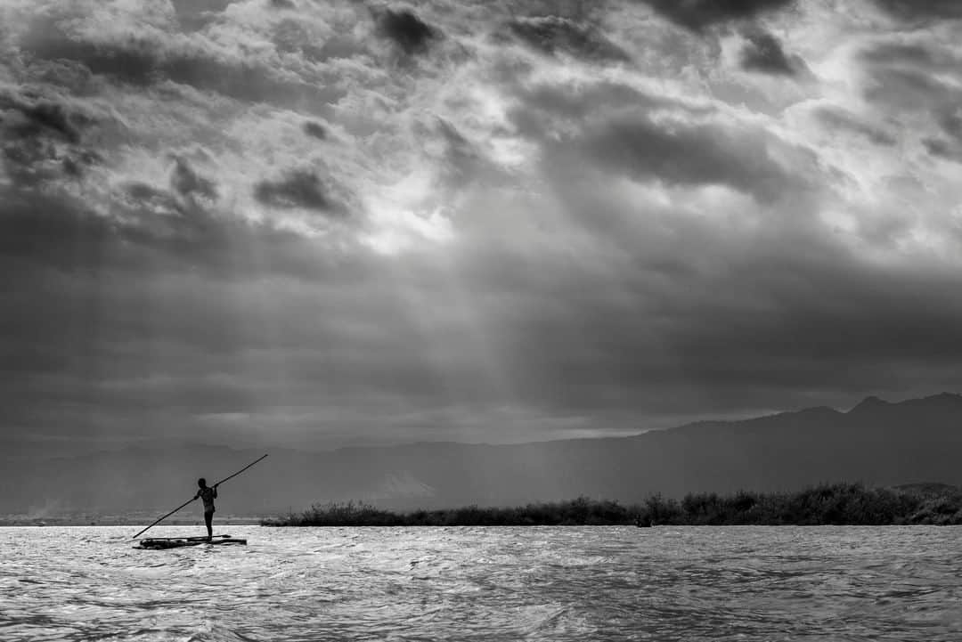 ライカさんのインスタグラム写真 - (ライカInstagram)「@willytruyens captured this calm moment of a lonely rower on a papyrus raft in Ethiopia on a #LeicaM262.  #LeicaCamera #Leica #🔴📷 #Leicagram #TheLeicaLook #LeicaWorld #Leica_Club #LeicaSociety #LeicaPhoto #lfigallery #leicafotografieinternational #welltraveled #exploretocreate #neverstopexploring #ethiopia #blackandwhitephotography」2月5日 0時00分 - leica_camera