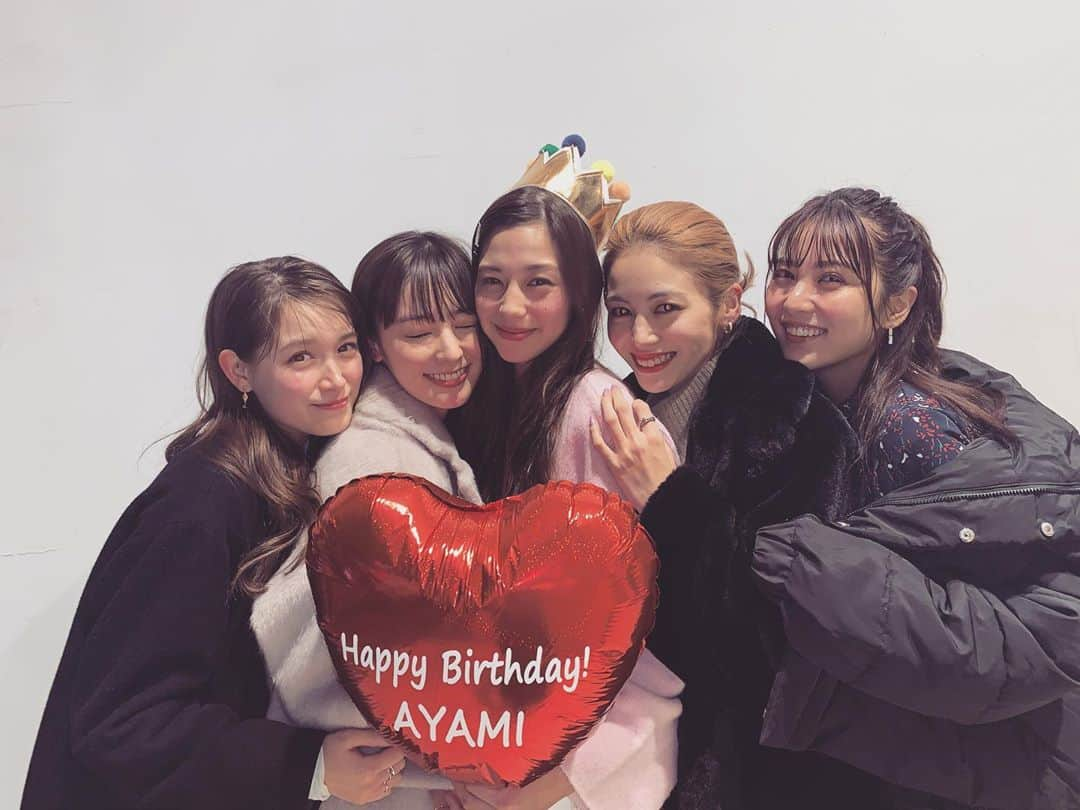 石川恋さんのインスタグラム写真 - (石川恋Instagram)「ぽ🥰サプライズバースデー🎂💜 お誕生日おめでとう！ みんなと一緒にいると楽しすぎて愛と笑顔が溢れる〜〜 大好きだっ、幸せな夜をありがとう💋 #中条あやみ さん #HBD #トラウデン直美 さん #宮本茉由 さん #楓 さん #CanCam」2月5日 0時13分 - ren_ishikawa