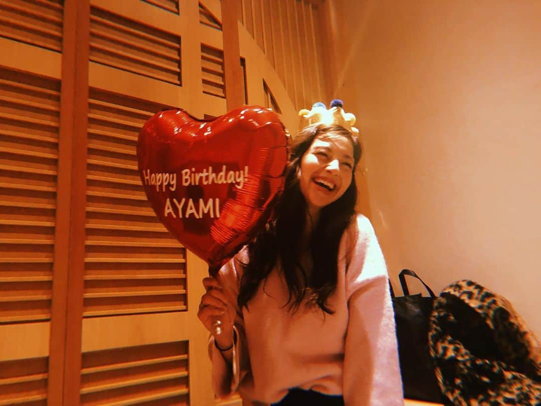 石川恋さんのインスタグラム写真 - (石川恋Instagram)「ぽ🥰サプライズバースデー🎂💜 お誕生日おめでとう！ みんなと一緒にいると楽しすぎて愛と笑顔が溢れる〜〜 大好きだっ、幸せな夜をありがとう💋 #中条あやみ さん #HBD #トラウデン直美 さん #宮本茉由 さん #楓 さん #CanCam」2月5日 0時13分 - ren_ishikawa