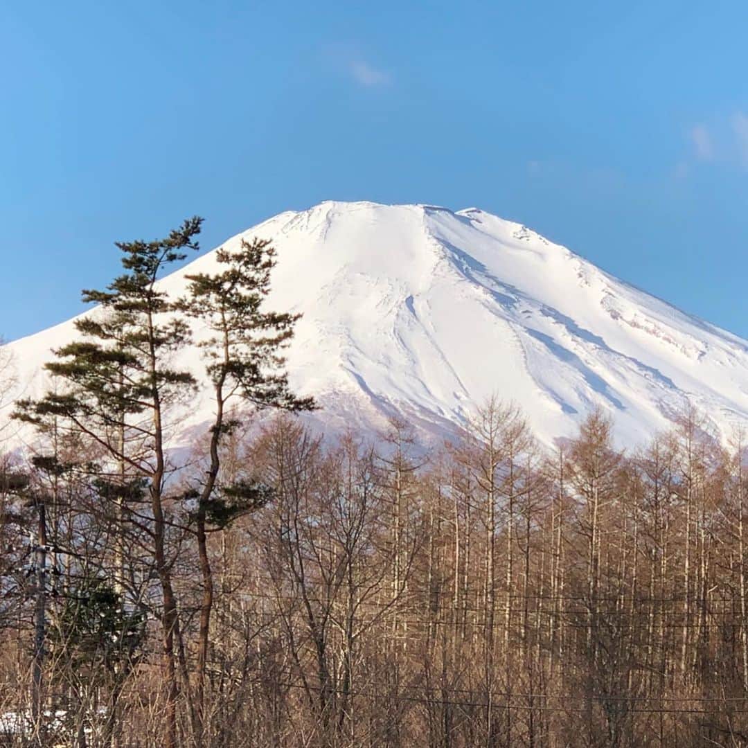 西丸優子さんのインスタグラム写真 - (西丸優子Instagram)「今日は富士山🗻の近くで撮影でした。 真っ白で綺麗だったー！！ 明日も5時起きだ！ 寝なきゃ…… 派手目な女の役w メイク濃いめwww」2月5日 0時13分 - yukonishimaru