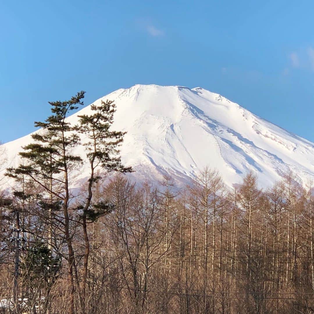 西丸優子のインスタグラム：「今日は富士山🗻の近くで撮影でした。 真っ白で綺麗だったー！！ 明日も5時起きだ！ 寝なきゃ…… 派手目な女の役w メイク濃いめwww」