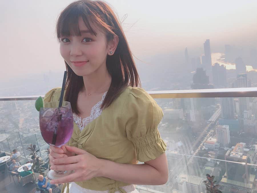 吉川千愛のインスタグラム：「タイで一番高い建物で﻿ 314mある﻿ マハナコーンスカイウォーク！！﻿ ﻿ タイの街を見渡せて﻿ チャオプラヤー川っていう﻿ タイの有名で大きな川も見えました✨✨﻿ ﻿ 1番上はバーがあって﻿ ドリンクなどが頼めます♪﻿ ﻿ ここのバタフライピーティー﻿ 絶品でした！！﻿ ﻿ 夜も絶対綺麗だろうな〜🌃❤︎﻿ ﻿ ここに来るまで﻿ １階からエレベーターで﻿ ７４階まで上がるんやけど﻿ 約１分で上がれて﻿ びっくりした！！w﻿ ﻿ あと床が透明で下が見える所もあって 怖すぎて立てんやった😵  ゆうみんとさくらは余裕そうに 撮影してましたw ﻿ @amazingthailandjp﻿ ﻿ #こんなタイ知らなかった #thailovers ﻿ #タイ女子旅 ﻿ #バンコク﻿ #マハナコーンスカイウォーク﻿ #KingPowerMahanakhon﻿ #MahanakhonSkyWalk﻿ #タイ﻿ #thailand ﻿ #thai﻿ #バタフライピー﻿ #バタフライピーティー﻿ #LinQ﻿ #吉川千愛﻿ #こんにちあ﻿ #あいんちゅ﻿」