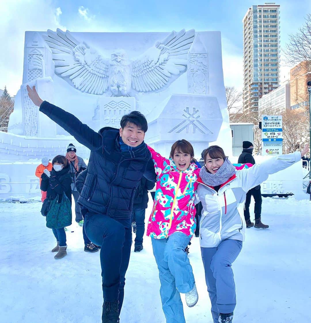 福田太郎のインスタグラム：「イチモニ！３人で祝いの舞😆 71回目の雪まつり☃️はじまる！ ⠀ 大通８丁目 雪のHTB広場では ウポポイの大雪像がお目見え！ （＝アイヌ語で『歌うこと』を意味する） アイヌの民族共生象徴空間オープンを前に 村を守る神シマフクロウが、そびえ立ちます🦉 ⠀ 夜には幻想的なプロジェクションマッピングも！ ぜひ会場へお越し下さい〜！ ⠀ #さっぽろ雪まつり #ウポポイ #雪のHTB広場 #sapporosnowfestival #アイヌ #Ainu #大雪像 #snowstatue #シマフクロウ #石沢綾子 アナ 積極的にポーズを決めてくれる素敵先輩 #福永裕梨 #アナウンサー @htb_yurifukunaga  #プロジェクションマッピング #HTB #youtube チャンネルで！  と言いつつ、私 #福田太郎 明日から #ファイターズ #沖縄キャンプ #取材 いってきまーす！#lovefighters #羽撃く #北海道日本ハムファイターズ  #白老町 #民族共生象徴空間 4/24 open!!! ⠀ ゆりちゃんお土産おねだり多め #ちんすこう #沖縄そば」