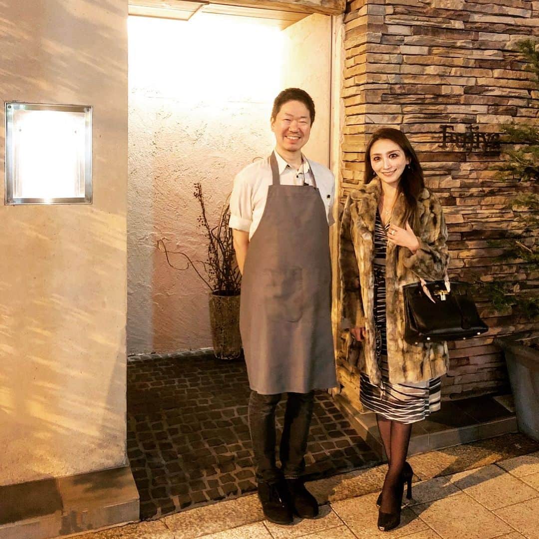 鈴木絢子さんのインスタグラム写真 - (鈴木絢子Instagram)「・ ・ #大阪のオフィス街にある#イノベーティブレストラン #Fujiya1935 ✨ 藤原哲也オーナーシェフと😊 ・ #ミシュラン2つ星 を獲得している、とにかく感動のあるお店✨ ・ まず入店すると、今年は暖冬だから、、ということでお皿の中にたっぷりの雪の演出が。。⛄️ ・ 冬から春へと変わっていく#立春 のタイミングにぴったりの、素材を生かしたお料理で🐝 終始ワクワクさせていただきました🤗💛 ・ 作り手のお顔がわかる店内の造りから、木の温かみが伝わるインテリア、、 お料理はもちろん、細部まで素敵で😆 癒されました✨✨✨ ・ ・ ・ #ミシュランレストラン #ミシュラン大阪 #大阪グルメ #スパニッシュレストラン #美食 #美人食 #冬の素材 #トリュフ #モロコ #クエ #⛄️ #🐝　#🍽 #🍷」2月5日 0時35分 - ayako_suzuki810