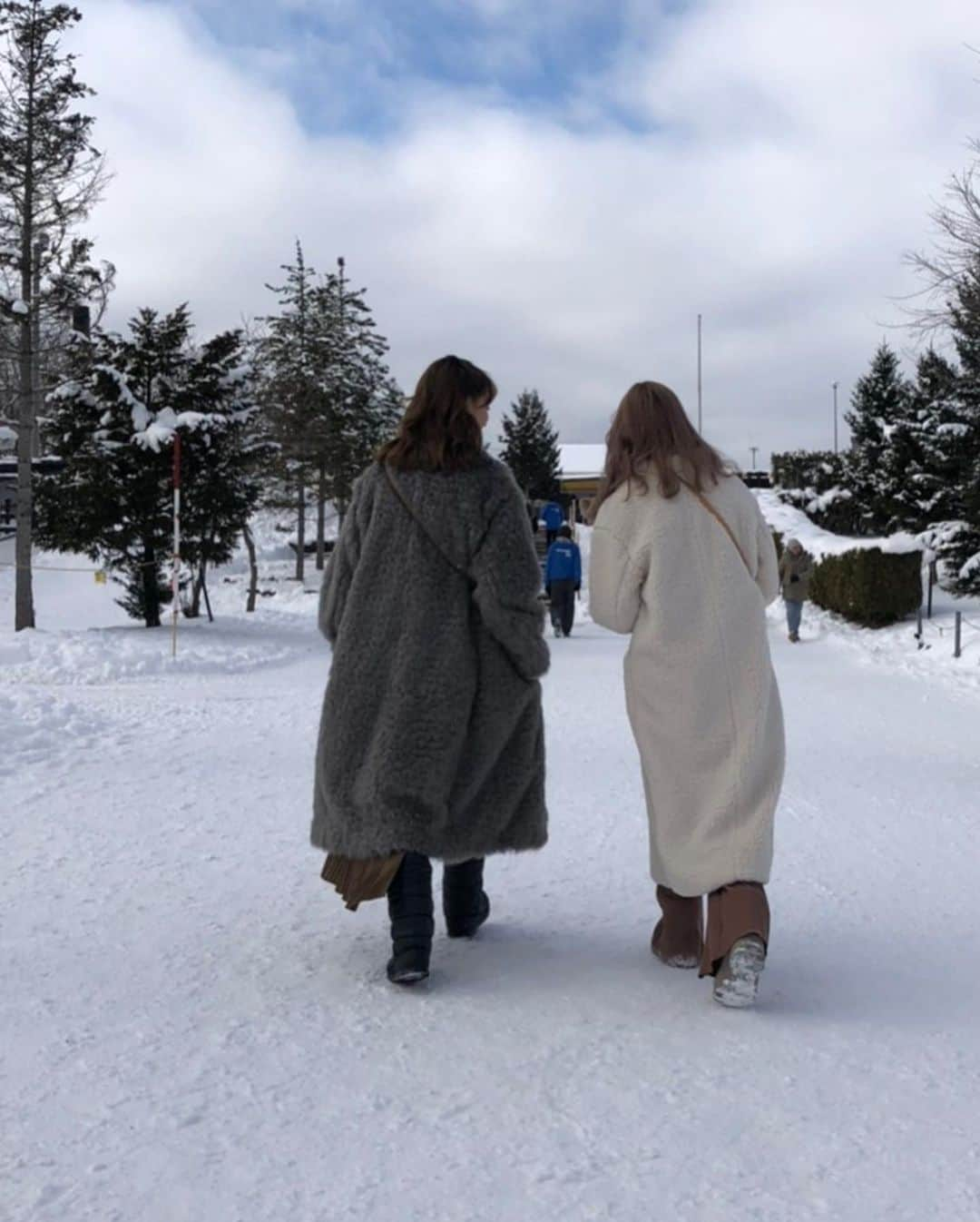 野崎萌香さんのインスタグラム写真 - (野崎萌香Instagram)「りさちゃんと一緒に 北海道　旭川＊富良野を旅してきました。  その様子が今夜、 2月5日「タビフク+VR」 BS-TBSにて よる11:00から放送されます☺︎ . . .  雪景色が美しい北海道の旅、 是非ご覧になってください🎿🌬☃️❄️」2月5日 0時43分 - moeka_nozaki