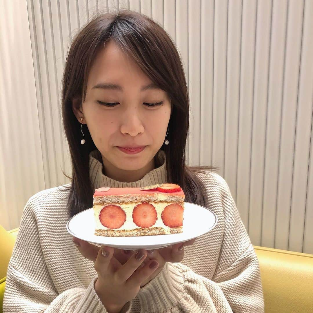 鈴元まいさんのインスタグラム写真 - (鈴元まいInstagram)「🍰💖﻿ 可愛くて全種類制覇したくなる🍓﻿ ﻿ #ladurée #ラデュレ #表参道カフェ」2月5日 0時44分 - mai_suzumoto