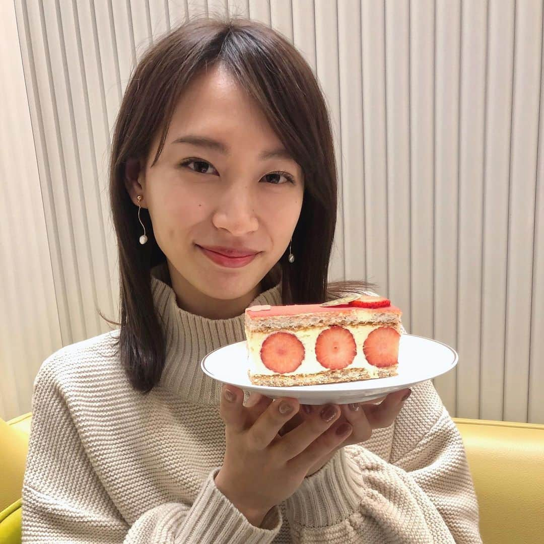 鈴元まいさんのインスタグラム写真 - (鈴元まいInstagram)「🍰💖﻿ 可愛くて全種類制覇したくなる🍓﻿ ﻿ #ladurée #ラデュレ #表参道カフェ」2月5日 0時44分 - mai_suzumoto