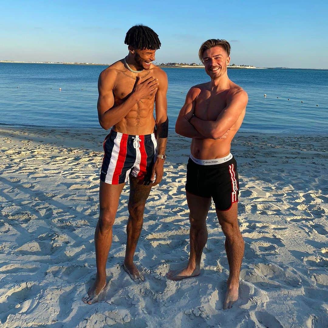 ジャック・グリーリッシュのインスタグラム：「And.... chill 💆🏻‍♂️ nice to see @johnmcginn7 join us and looking in good shape whilst his injured 🤣」