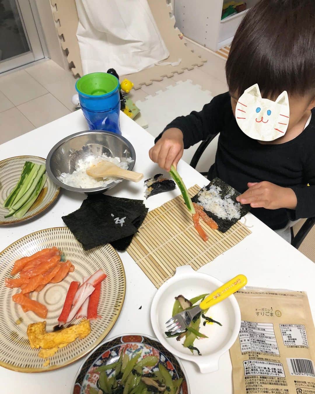 のインスタグラム：「節分。 2月3日は神社の豆まきに参加、 家族の健康を願って、御祈祷していただきました。  夜は恵方巻気分で手巻き寿司。 吉方位を調べる間もなく はらぺこ大将、 ノリノリでした😄  #2月3日 #節分　#新年　#季節行事を大切にしたい  #昔から　#作るの大好き　#2歳２カ月　#男児　#レイアウトが雑　#楽しかったしおいしかった　#セロリも食べるよ」