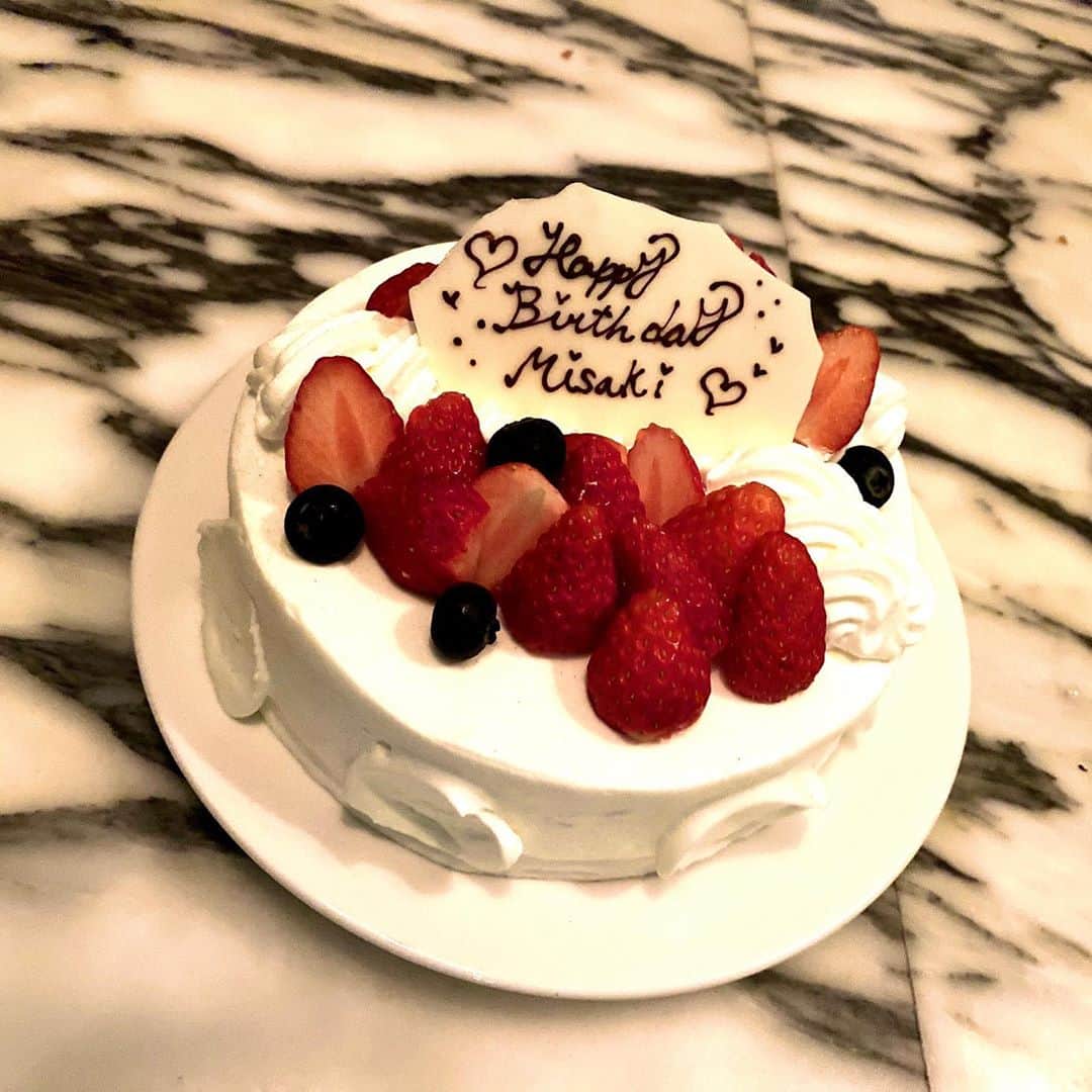 金山睦さんのインスタグラム写真 - (金山睦Instagram)「みーたん　@misaki19900202  HAPPY BIRTHDAY🎂🍾🎉💕 みんなお話上手で、ゲラゲラ笑い過ぎたし、色々勉強なりました👭👭✨✨✨ ギリシャ料理美味しかったです🍽 みーたんにとって素敵な1年になりますように⭐️❤️love💕 #happybirthday #birthday」2月5日 1時10分 - kanayama_chika