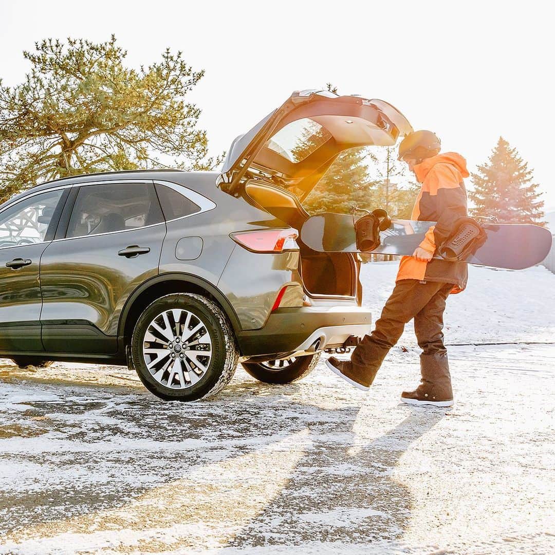Fordさんのインスタグラム写真 - (FordInstagram)「Save the slippery for the slopes. ∙ ‘Slippery’ | One of five selectable drive modes on the 2020 #FordEscape to help you and your vehicle take on the winter roads. ∙ *Driver-assist features are supplemental and do not replace the driver’s attention, judgment and need to control the vehicle. ∙ #Ford #SUV #Winter #WinterSafety #WinterDriving #Snowboarding #WinterSports」2月5日 1時27分 - ford