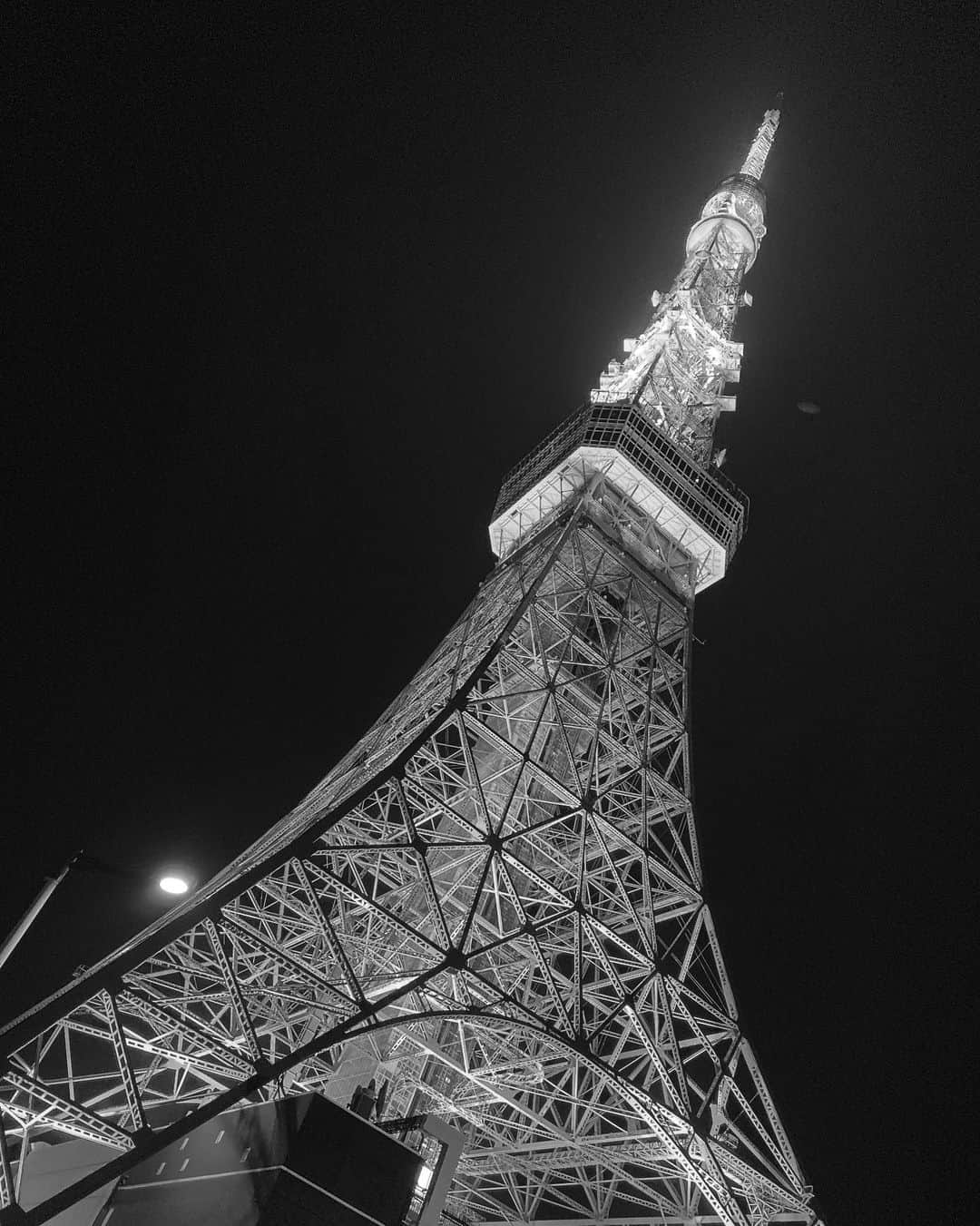 上本昌代さんのインスタグラム写真 - (上本昌代Instagram)「やっぱりスカイツリーより東京タワー派🗼何度見ても「おおー✨」ってなる笑。おまけにエッフェル塔にも見えないかと思ってモノクロにしてみたよ🙈爆 #2枚目はエッフェル塔 #東京タワー #tokyotower #エッフェル塔 #towereiffel #tokyo #東京 #paris #懐かしのエッフェル塔 #ジューヌベルヌでシルバーを投げられた思い出 #がんばれ一日1投稿 #寒いね #暖かい所に逃げたい #goodnight」2月5日 1時41分 - masayomai