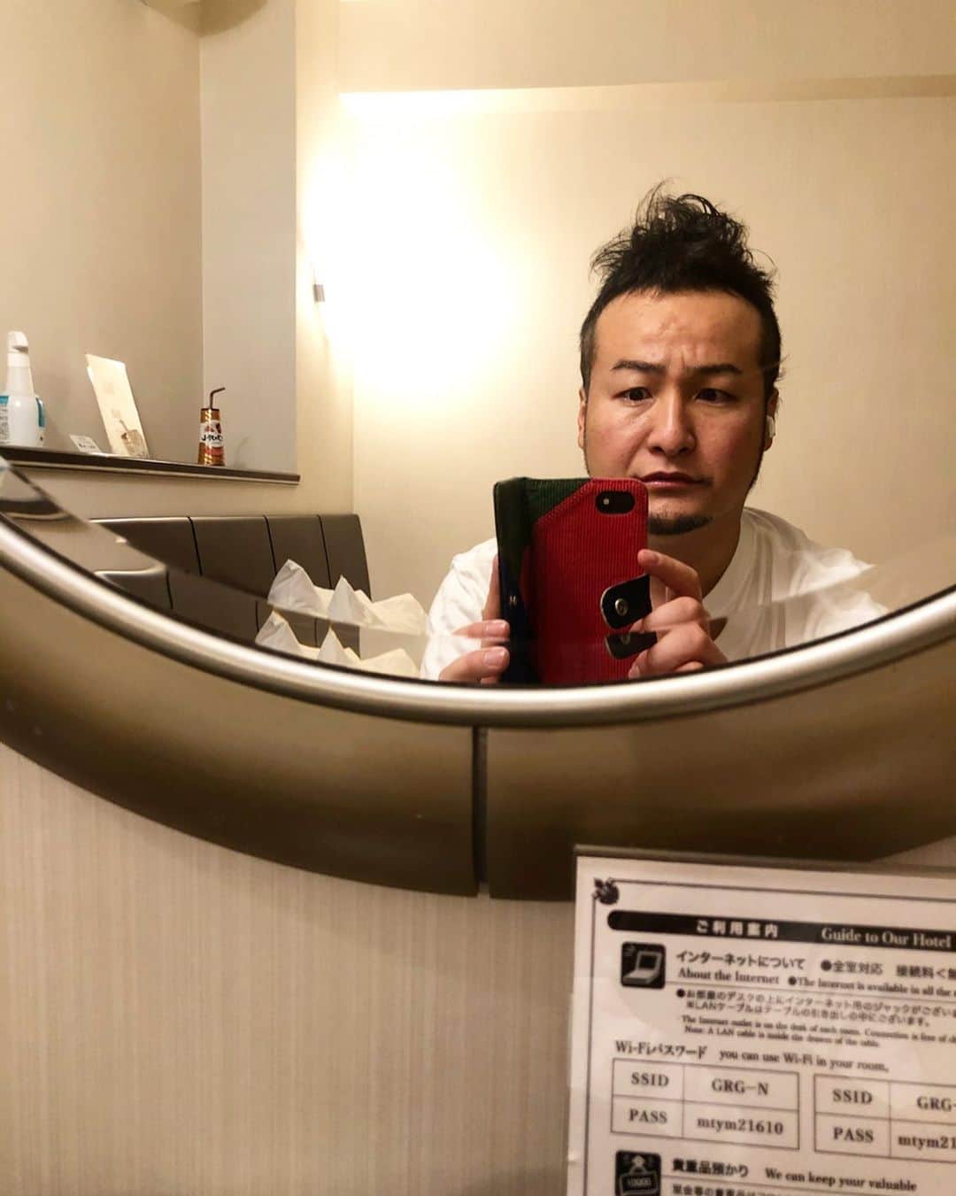 石山大輔のインスタグラム：「明日は6時の飛行機で福岡へスポーツロケ！！ 絶対に遅刻出来ん！！（笑）  ホテルで#produce101japan  見て早起きした作戦でいくか、、、 はんにゃ金田さんに教えて貰ったけど、オーディションのドキュメンタリーを見ると今でもゾクゾクする。  自分が負け続けて、それを見返そうと頑張ってた時を思い出す。  悔しい思いも痛いほど分かるし、家族との絆には滅法弱い。  GYAOで観れますが覚悟して観た方がいい（笑）ギガが一瞬で消し飛ぶ。 今日もカフェオレ飲んで目ギンギンで起きておこうかな。  話は変わりますが、今日♾ホールで久しぶりに本多先生と会いました。 久しぶりの先生は少し小さく見えました。僕が大きくなったというのもあります（苦笑）  ただ、目の奥の厳しさだけは変わっていませんでした。 「毎日オーディションだと思え」 「君たちの好きな事をしなさい」  NSC在学中から一貫して先生が言ってきた事です。 この言葉が今もキーワードのようになっていると思います。  気付けば、僕は率直に質問していました。 「芸歴12年になったら、好きな事だけをしていてもダメなのかなと思ってきました」  先生は　「いや、好きな事をしたらええねん」と。  シンプルに削ぎ落とされた言葉には言い表せない深さを感じました。  ただ好きな事をするという意味ではない。  その為には沢山の事を備えておかなくてはいけない事。 ブレてはいけない事。 好きな事をするということは自分が責任を取るという事。 後悔のないようにする事。  そんなヒリヒリした毎日を送れている事を幸せに思います。  #jo1  #produce101japan  #gyao #これが芸能界の戦い #勝ったものだけが強者  #駆け出しの頃を思い出す  #凌ぎを削る戦い #東京パラリンピック #東京オリンピック2020  #バンビーノ #芸人」