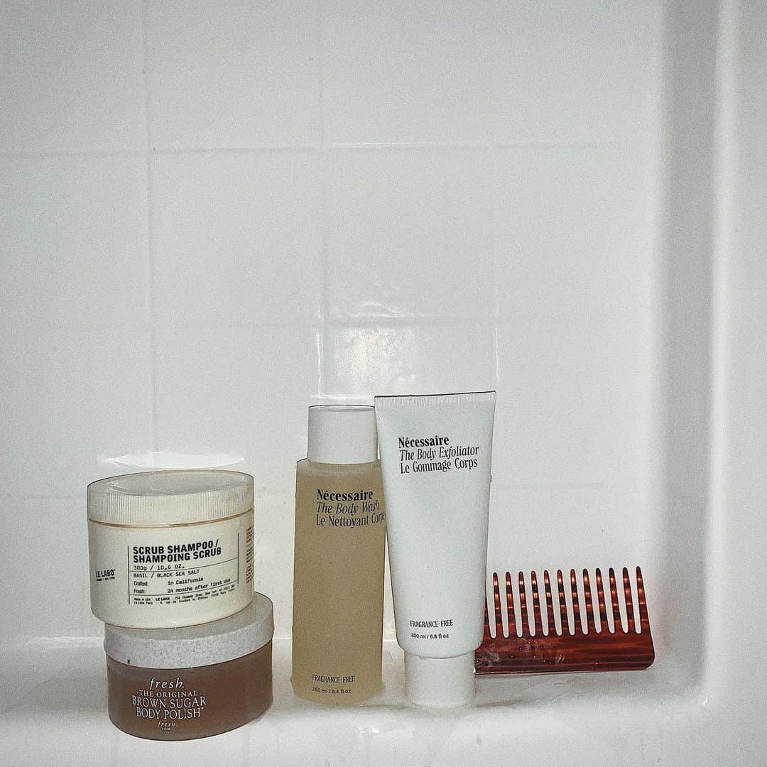 ダニエル・パナベイカーのインスタグラム：「Scrub a dub dub 🛀」