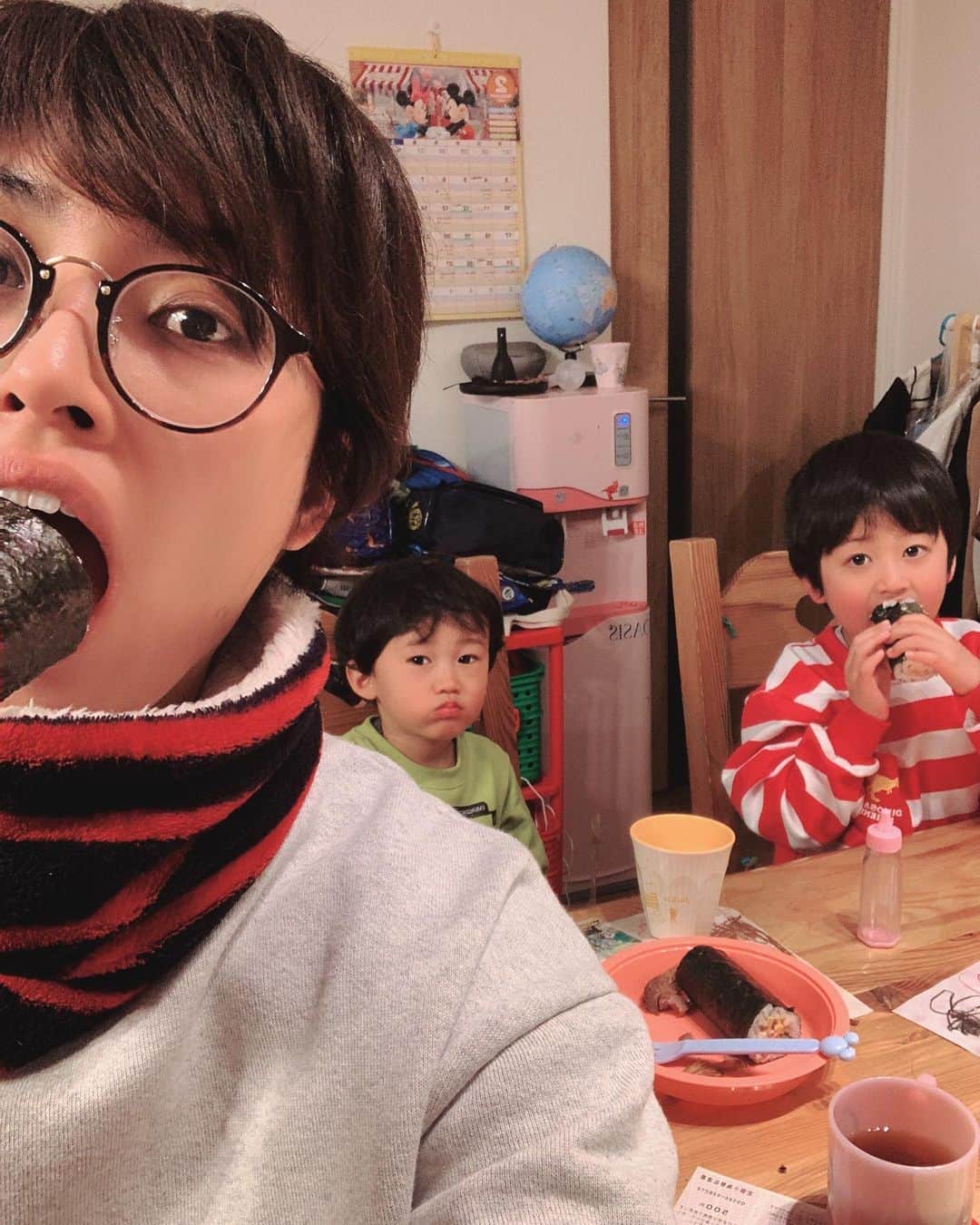 のインスタグラム：「我が家の節分。 去年は私を置いて一人で逃げて行った雄貴が、今年は鬼と戦ってくれました✨ とっちゃんは去年に引き続き、大泣き😅夜泣きしないといいなーと思ってましたが、朝までグッスリ寝てたので、トラウマにはなってないかな♫笑 私的には本気過ぎる鬼に引いてしまうし、笑ってしまいました。  #節分　#鬼こわ　#兄弟」
