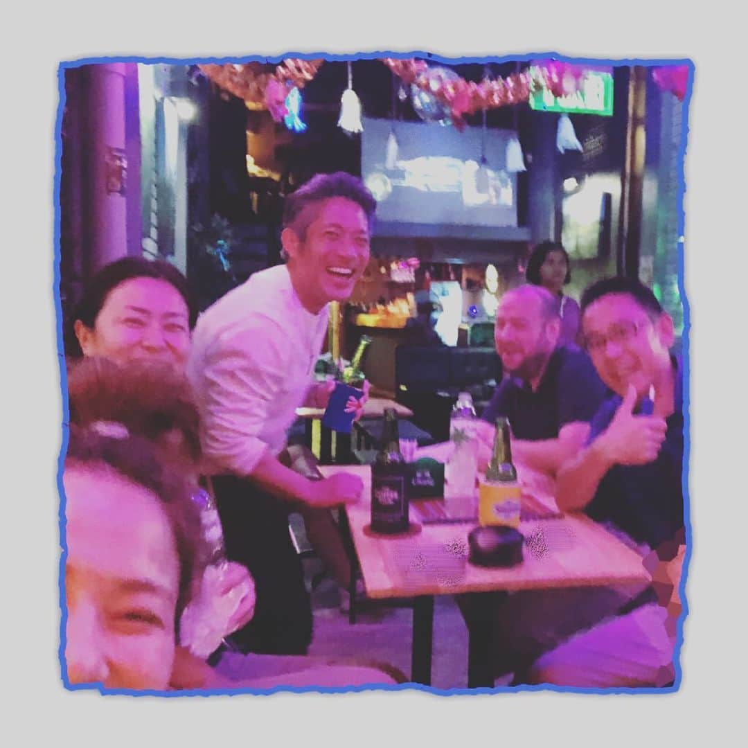 のインスタグラム：「🌟 既に日本で社会復帰してますが もう一つだけタイ旅行について... 今回はバンコク在住の日本人や 前回も今回も毎夜行ったバーの スタッフ君と仲良くなったりと 出会いも多く 予定していた用事もこなしたし 夜も存分に楽しんで 濃厚な数日間でした。  忘れられない出来事もありまして... 最後の日にウィー君が 御守りの数珠をプレゼントしてくれたんです。  なんて心の温かい人なんだろう... 特に連絡先を交換したわけでもなく 毎夜お店で話していただけなんだけど 前回に続き今回も毎夜来てくれて嬉しかった、と。 コレがあったら忘れないでしょ？と。  こうして親切にされたり優しい気持ちにしてもらえると 日本に旅行で来られた外国人の方々に 私が旅先で感じたような 心温まる経験をしてほしいと思うし おもてなしの心は見せたいなと思う次第です。  また優しい気持ちにさせてくれたタイでした。  コープンカー😊🇹🇭」