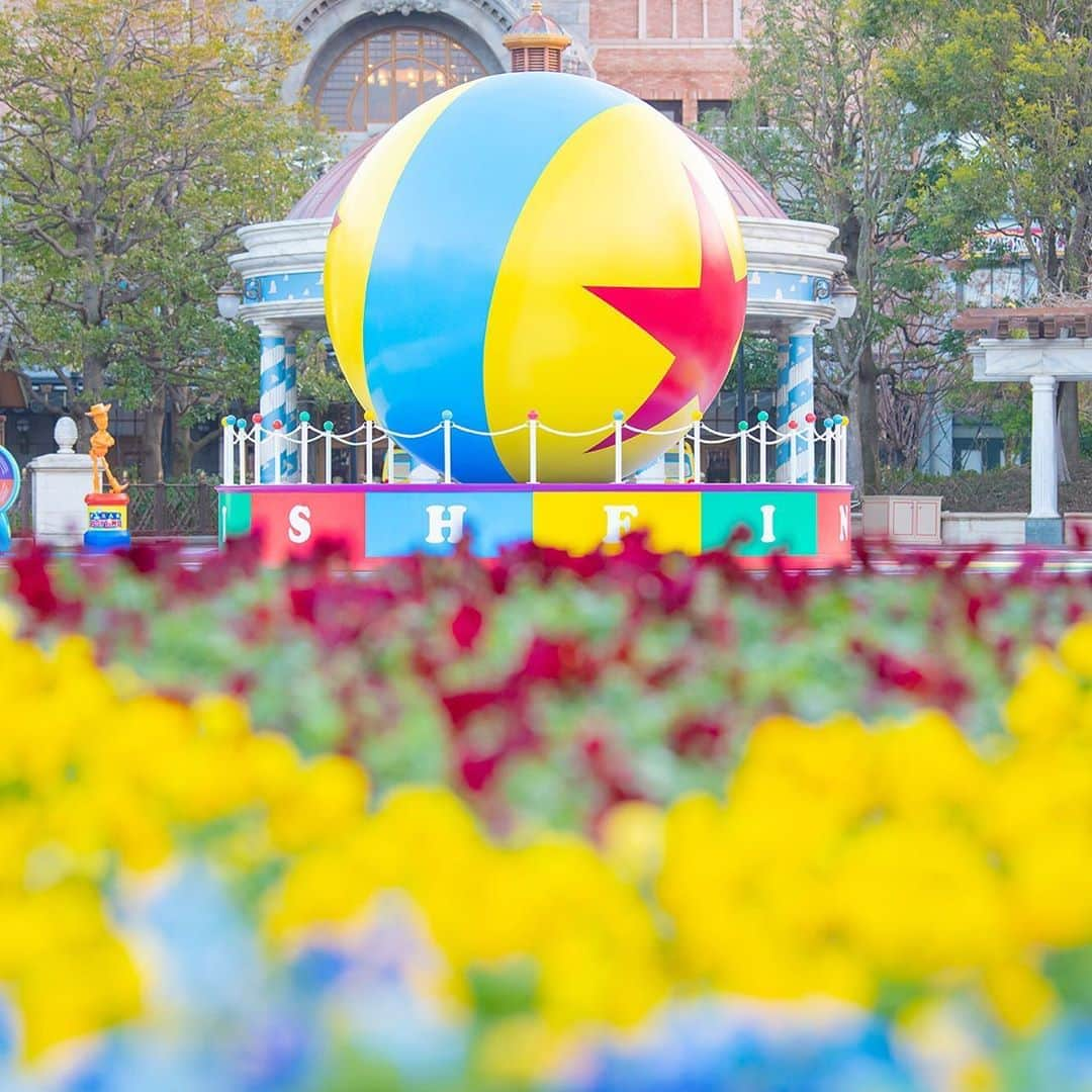 東京ディズニーリゾートさんのインスタグラム写真 - (東京ディズニーリゾートInstagram)「Find your favorite angle of the Pixar ball! ピクサー・ボールは、パークのあちこちに☆ #pixarplaytime #pixarball #waterfrontpark #americanwaterfront #tokyodisneysea #tokyodisneyresort #ピクサープレイタイム #ピクサーボール #ウォーターフロントパーク #アメリカンウォーターフロント #東京ディズニーシー #東京ディズニーリゾート」2月5日 13時20分 - tokyodisneyresort_official