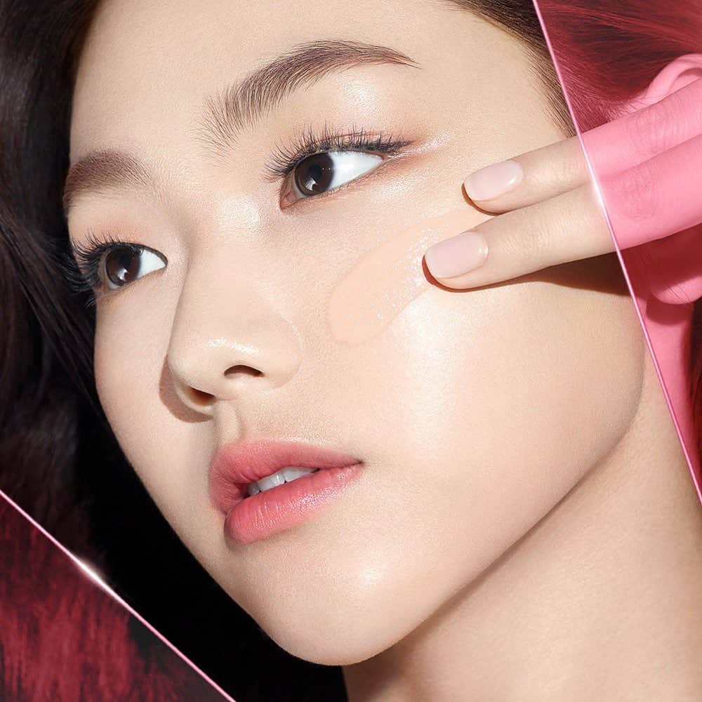 M∙A∙C Cosmetics Japanのインスタグラム：「ライトフル C シリーズで手に入れる、スポットライトをフルに浴びたような輝くツヤ肌✨﻿ 透明感のあるツヤマット肌を演出する「ライトフル C+ SPF 30 ファンデーション」をチェックして。 ﻿ ﻿ ﻿ 【期間限定キャンペーン開催中】﻿ お好きなファンデーション製品を含む8,250円(税込)以上お買い上げの方にはオリジナルLEDミラー(数量限定)をプレゼント🎁﻿ LEDミラーはスワイプして2枚目をチェック👉 ﻿ ﻿ ﻿ ※なくなり次第終了。プレゼントが在庫切れになった場合、在庫切れのプレゼントはお渡し出来ませんのでご了承ください。﻿ ※プレゼントはM・A・C公式オンラインショップ、店頭共にお1人様1会計につき1個までとなります。﻿ ※M・A・C公式オンラインショップにおいて、プレゼントがショッピングカートに表示されますのでご確認ください。ショッピングカートに表示されない場合は、在庫切れとなります。 ﻿ ﻿ ﻿ #MACLightfulC #SpotlightReady #MACライトフル #MACCosmeticsJapan #MACコスメ #MACCosmetics #コスメ #メイク #ファンデ #ファンデーション #リキッドファンデーション #パウダーファンデーション #クッションファンデーション #ベースメイク #カバー力 #ツヤ肌 #ツヤ #テカらない #makeup #basemakeup #cosmetics #foundation #beauty﻿」