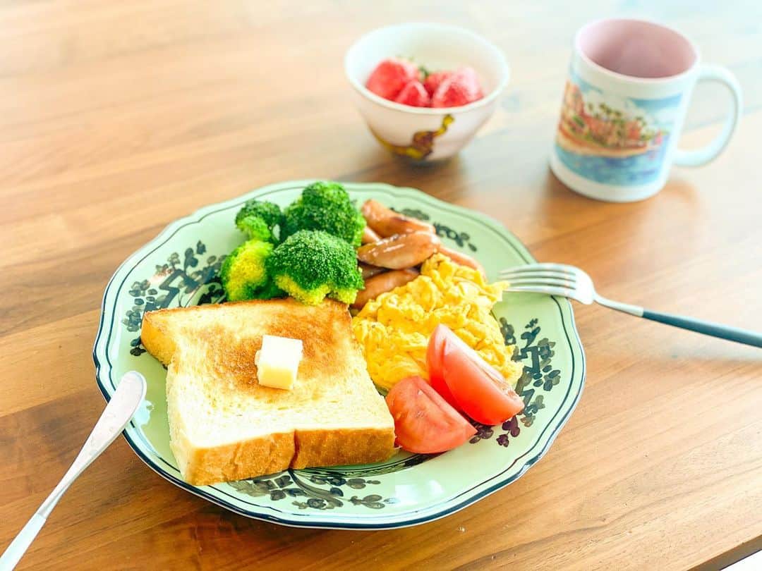林弓束さんのインスタグラム写真 - (林弓束Instagram)「. #ゆづ飯 たまには、朝はパン。パンパパン🍞 バター練り込まれた神戸屋の食パンに、プラスでまた#エシレ のバター。 #エシレバター 贅沢だけど美味しいよ🧈💓 スクランブルにトマトにウインナー、ブロッコリーといちごはお気に入り甘ぁいスカイベリーと🍓👍 まりえちゃんにもらった妊婦さんに優しい美味しいノンカフェインコーヒーで、ホッと一息。 ごちそうさまでした〜✨ . . .  #朝ごはん #あさごはん #朝ご飯 #朝御飯 #朝食 #昼食 #昼ごはん #ひるごはん #昼ご飯 #昼御飯 #ランチ #家ご飯 #家ごはん #いえごはん #朝ゴパン #朝ごパン #breakfast #パン朝食 #トースト」2月5日 11時58分 - hayashiyuzuka