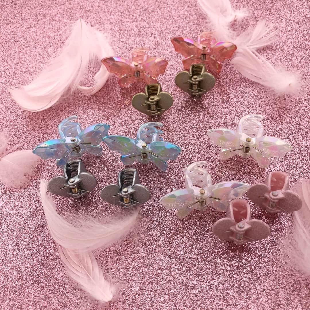 3COINSさんのインスタグラム写真 - (3COINSInstagram)「*⑅୨୧ ACCESSORIES ୨୧⑅*⠀ ⠀ ⠀ ⠀ 4Pバタフライハートクリップ⠀ White＆Pink / Blue＆Silver / Pink＆Gold⠀ ⠀ 各300円(税込330円)⠀ ⠀ ⠀ ⠀ イベント等にオススメ🦋⠀ ⠀ キラキラ可愛いヘアクリップが入荷しております。⠀ ⠀ 挟むだけでお使い頂けるのでヘアアレンジも楽チンです◎⠀ ⠀ ⠀ 店舗により在庫が異なりますので、お立ち寄りの店舗までお問い合わせください。⠀ ⠀ ⠀ #3COINS #スリーコインズ #スリコ #ヘアアレンジ #ヘアクリップ #プチプラ #ハートアレンジ #イベント #ヘアスタイル #イベントヘアアレンジ #目立つ #キラキラ #✨ #バタフライ #🦋 #ちょう #クリップ #プチプラアクセ #アクセサリー #ヘアアクセサリー #ハート #ハートクリップ #ハート型 #💙#❤️ #セットアクセサリー」2月5日 12時00分 - 3coins_official