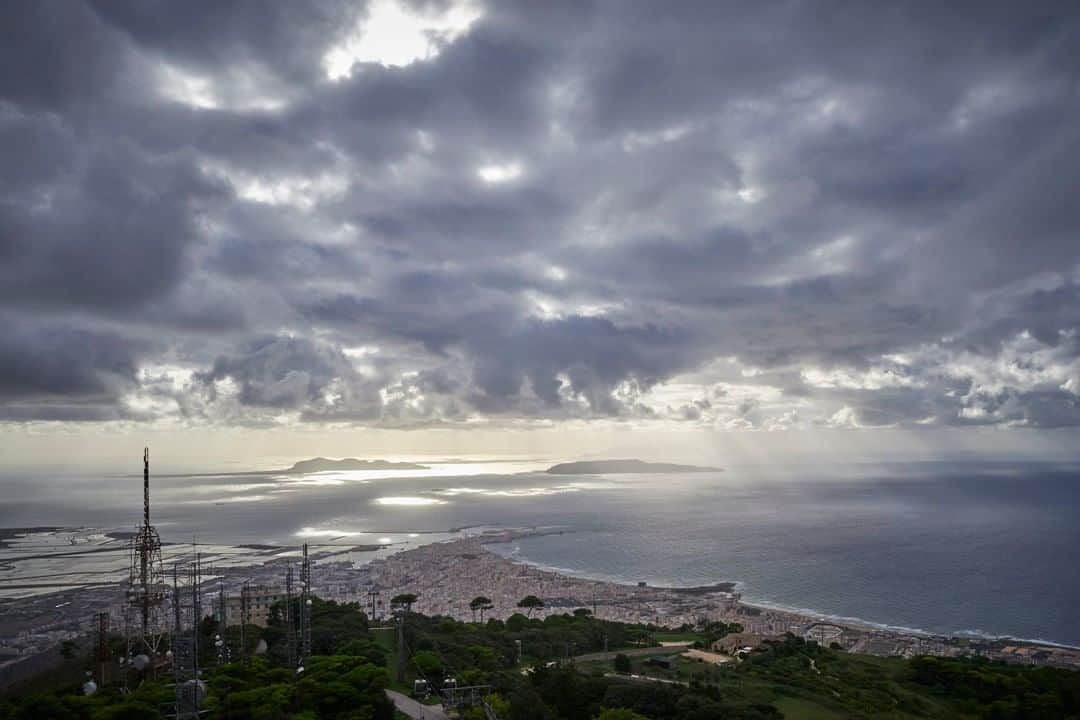 National Geographic Travelさんのインスタグラム写真 - (National Geographic TravelInstagram)「Photo by @chiaragoia | In a view from Mount Erice, the sun shines through the clouds and onto the Aegadian Islands and the city of Trapani, located on the western side of Sicily. Follow @chiaragoia for more images of Sicily and other parts of the world. #egadi #trapani #erice #sicily」2月5日 12時07分 - natgeotravel