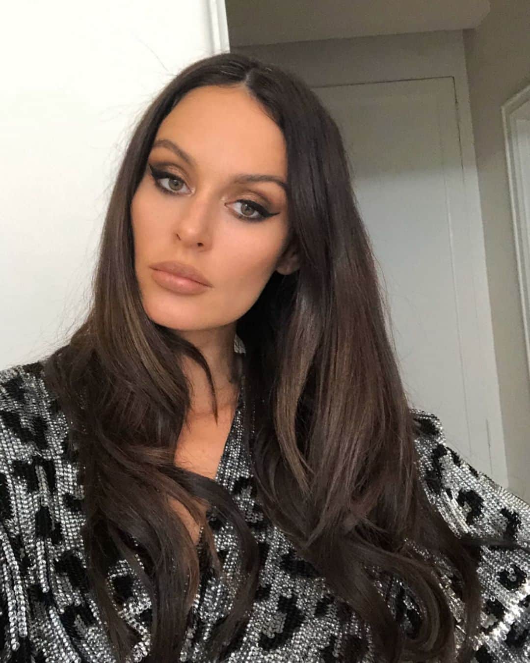 ニコール・トルンフィオのインスタグラム：「LOVE this hair and makeup 💄 #nofilter thanks to my glam squad 😍 Dress: @retrofete」