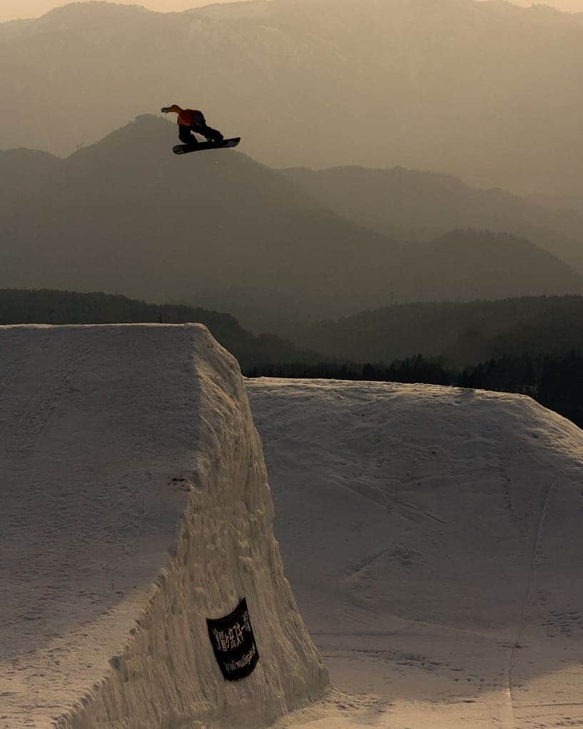 岡本圭司さんのインスタグラム写真 - (岡本圭司Instagram)「Back to 2011 at hywod kicker session. My favorite trick Bs180 melancholy. もう大きいキッカーは飛べないけど今は今で楽しい。 生きている事、滑れる事に感謝。  #hywod  #snowboarding  #werideforever」2月5日 12時13分 - hywod_kj