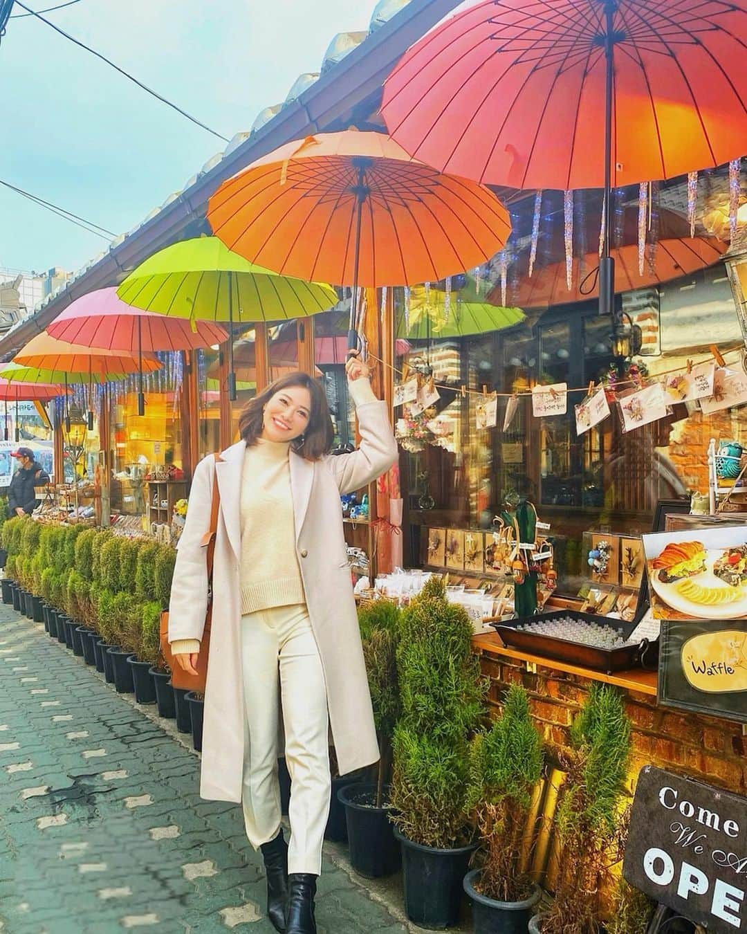 石井里奈さんのインスタグラム写真 - (石井里奈Instagram)「こんにちは💕 . 今日も韓国編🇰🇷 朝ごはんは韓国在住の友達に教えてもらった古風な街並みが可愛い益善洞(イクソンドン)へ💕 . 細かい路地でgooglemapでも道が表示されないほど🤭🤭レトロな建物がたくさんあって可愛くてまたおしゃれなカフェもありました😘（また紹介するね） . 特にこの傘とお花がたくさんあるマダンフラワーカフェはインスタ映え🥺！ . おススメのフォトスポットです❤️ . そんなお散歩コーデ👗 . Coat... @fray_id  Tops... 韓国購入 Pants... @plst_official  Shoes... @zara Bag... @loewe . 午後も頑張りましょ❤️ . #韓国観光 #韓国カフェ #インスタ映えスポット #韓国 #韓国旅行 #インスタ映え #海外旅行 #タビジョ #鍾路 #益善洞 #韓屋通り #마당플라워카페 #プラステコーデ #プラステ #plst #旅行コーデ #frayid #マダンフラワーカフェ #韓国女子旅 #女子旅 #ホワイトコーデ #ワントーンコーデ #コーデ #パンツコーデ #コーディネート #傘 #umbrella #インスタグラマー #インスタ映えスポット #カラフル #りなまるコーデ」2月5日 12時14分 - ri7tin1025