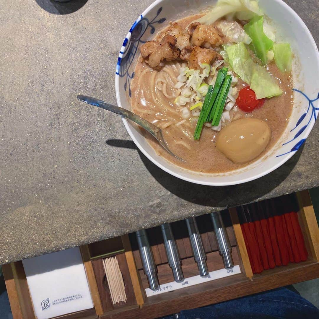 山尾梨奈さんのインスタグラム写真 - (山尾梨奈Instagram)「🍜 ずーーっと食べてみたかったラーメン！！ 珍しい炭火焼のモツ入りを選びました… めちゃくちゃ美味しかったです😵 名前も看板も無いけど人気で並んでるから 多分見つけられると思います💭🔍 #kyoto #京都ラーメン #名前も看板もないラーメン屋 #名前も看板もないつけ麺屋 #名前のないラーメン屋 #推し京都」2月5日 12時29分 - yamarina_1210