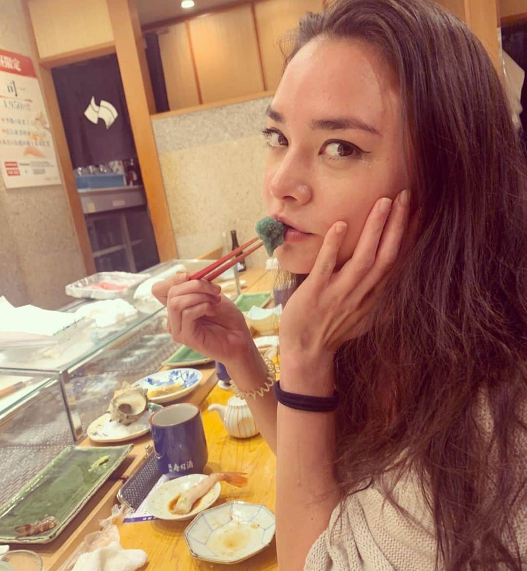 加賀美セイラのインスタグラム：「元気💪な　#活車海老　#生きたまま頂きます　#寿司　と 海老の#卵😻😻😻 #美味　#Japan #Tokyo #ItsStillAlive after his heads gone #shrimp #SuperFresh #YUM I could eat sushi #AllDayEveryday」