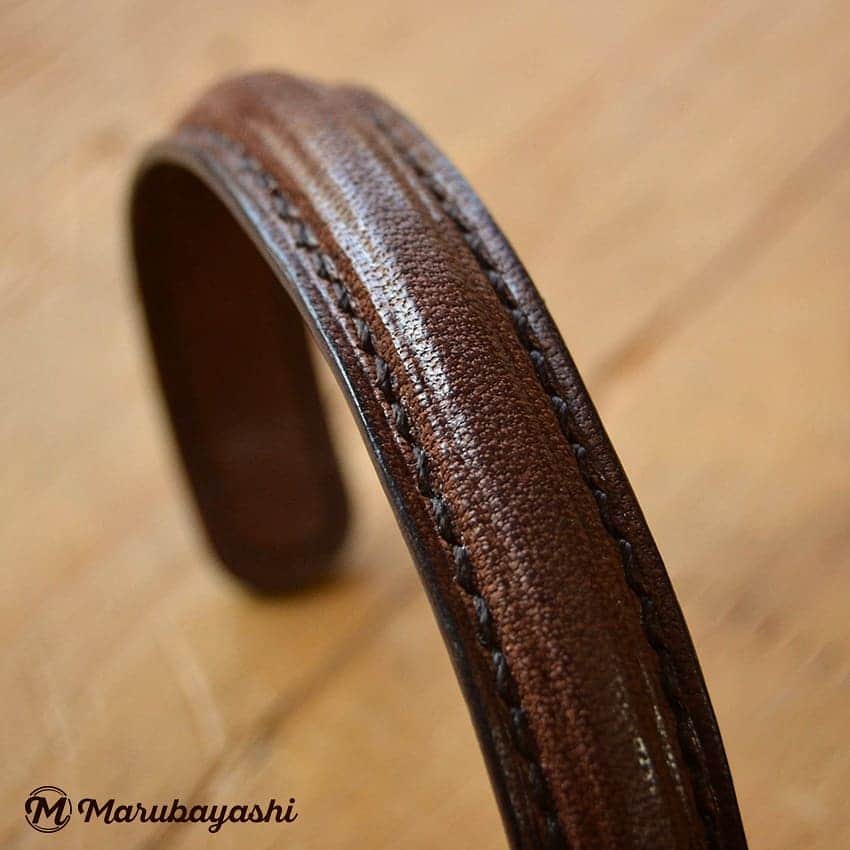 MARUBAYASHIさんのインスタグラム写真 - (MARUBAYASHIInstagram)「* レザーバングル｜Leather bangle  芯材の真鍮と革に段差を付けて、 ウェットフォーミングで立体感を出してます。  #革 #レザー #leather #バングル #レザーバングル #bangle #leatherbangle #ウェットフォーミング #wetforming #レザークラフト #leathercraft #leatherworks #革好き #loveleather #leatherdesign」2月5日 12時25分 - takahiro_marubayashi