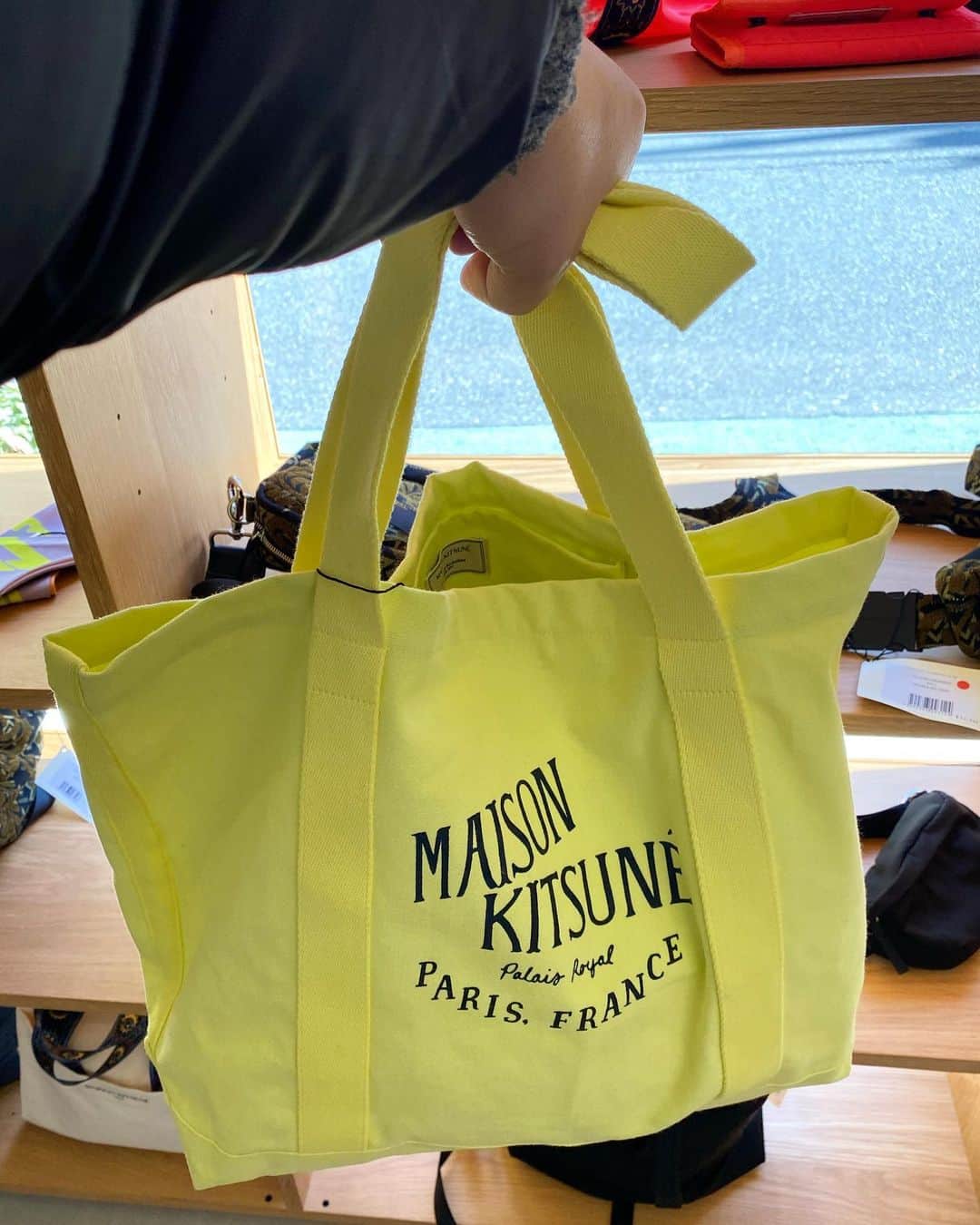 黒木理也さんのインスタグラム写真 - (黒木理也Instagram)「bags about to glow #maisonkitsune ✨✨💥」2月5日 12時35分 - masayakitsune