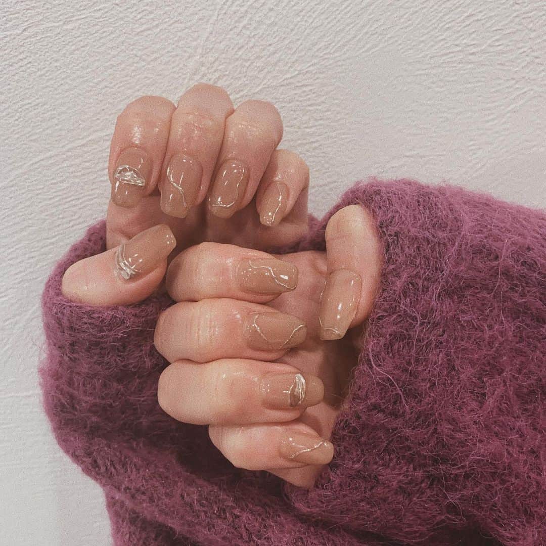 のインスタグラム：「❤︎ . new nail 𖧷 インスタで見つけたデザイン♥️ ミラー率多めw . . #ネイル #ニュアンスネイル #シンプルネイル #ベージュネイル #トレンドネイル #スクエアネイル #ミラーネイル #newnail #nail #nailart #trendnails #mirrornails #photo #hand #nailstagram #instagood #instalike #네일 #네일아트 #네일스타그램 .」