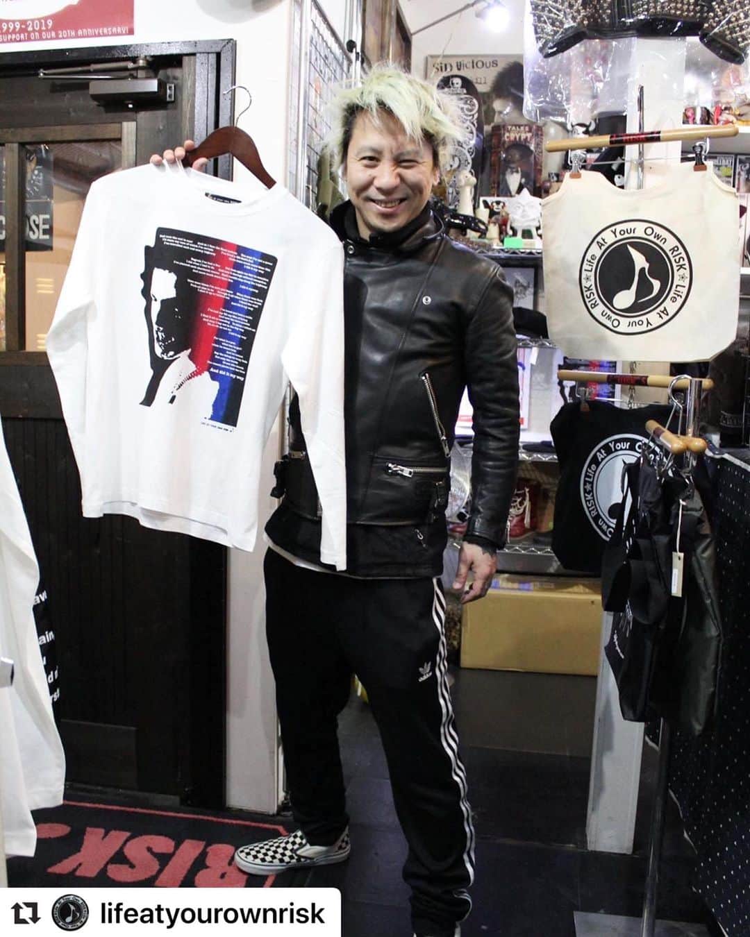 masasucksのインスタグラム：「ああーっすぅ🤘🏻🤘🏻🤘🏻 #Repost @lifeatyourownrisk with @make_repost ・・・ 2/3(月)  masasucks様 @sucksmen ご来店🤘  ライダースだんだん良い感じに味が出て来ましたね🤗  いつも着てくださり本当にありがとうございます！  #masasucks  #lifeatyourownrisk  #下北沢risk  #fullscratch  #radiots  #thehiatus  #j_band」