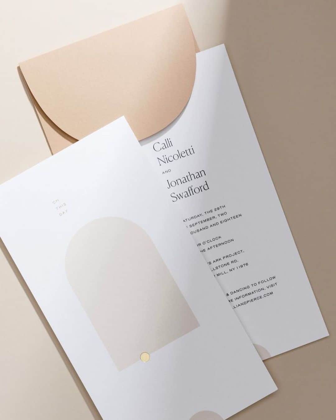 川原あやかのインスタグラム：「paper design. ウェディングブランドさんからのご依頼で invitation用のカードデザインのラインを 作りました。 . 一生に一度の大切な日に 選んで頂けるのがとってもうれしいです。 .  #paperdesign #cardesign #illustration #illust #design#weddingparty」
