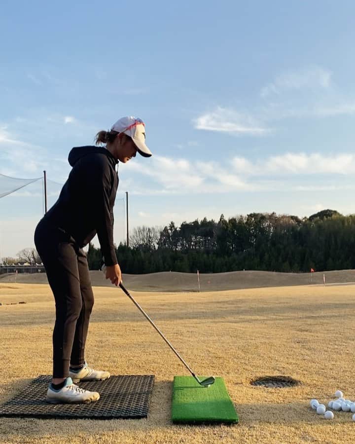 のインスタグラム：「1月はジャンボ邸で たくさんお世話になりました☺️ ✴︎ スイング中での体の動きの疑問を ジャンボさんにお尋ねしたり 男子プロの皆さんにアドバイスを頂けたり 良い感覚を掴めるよう反復練習しました🌞 少しずつ前に！ですね🌈 ✴︎ クラブもミズノさんに たくさんわがままを聞いて頂いて チェンジ完了しました✨ (また改めて紹介させて頂きます！) ✴︎ JLPGA開幕まではあと1ヶ月ありますが オーストラリアで行われる ISPS HANDA  AUSTRALIAN OPEN に推薦して頂き出場します☺️ ✴︎ 今日からオーストラリアへ行って しっかり戦えるよう準備します💪🏼 ✴︎ 2020年もゴルフを楽しんで 強い原英莉花になれるよう 日々ベストを尽くします👧🏼🔥 ✴︎ コロナウイルスや山火事など 大変な時期にオーストラリアで 試合や練習が出来ることに感謝し 無駄のない2週間にしてきます。 ✴︎ #久しぶりに #スイング動画 #暑い時も #寒い時も #ゴルフ #⛳️ #皆さん体調にはお気をつけください  #🙏🏼」