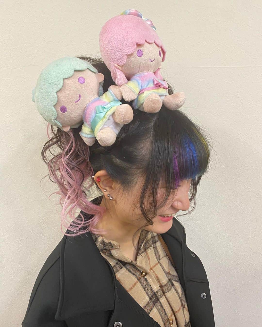 salon PRATiNO(サロンプラチノ)のインスタグラム：「. 💗💙盛り盛りヘアー💙💗. . 少し前ですが成人式でのお客様🎊🧧💗 セットは　@clavis._happiness.hairset 💕  シールエクステで派手カラー風🧚🏻 前髪もレインボーにシールエクステを つけてとっても派手に‼️ 後ろはキキララちゃんと同じ色の ピンクと水色でとっても可愛く変身💞✨ . . 【CLAVIS PRATINO】 ◇月曜日～土曜日 11:00～20:00 ◇日曜日 11:00～18:00 ※定休日なし ※時間外はお問い合わせください。 愛知県名古屋市中区錦3-4-19石垣ビル７Ｆ ☎︎052-962-7017 . #hairstyle #hair #cornrow #braids #clavispratino #spiralperm #pratino #hairsalon #nagoya #haircolor #love #派手髪 #外国人風カラー #バレイヤージュ #グラデーション #コーンロウ #ブレイズ #スパイラルパーマ #特殊ヘア #ブラックヘア #美容室 #ヘアサロン #ヘアスタイル #ヘアカラー #クラビスプラチノ #名古屋 #栄 #錦」