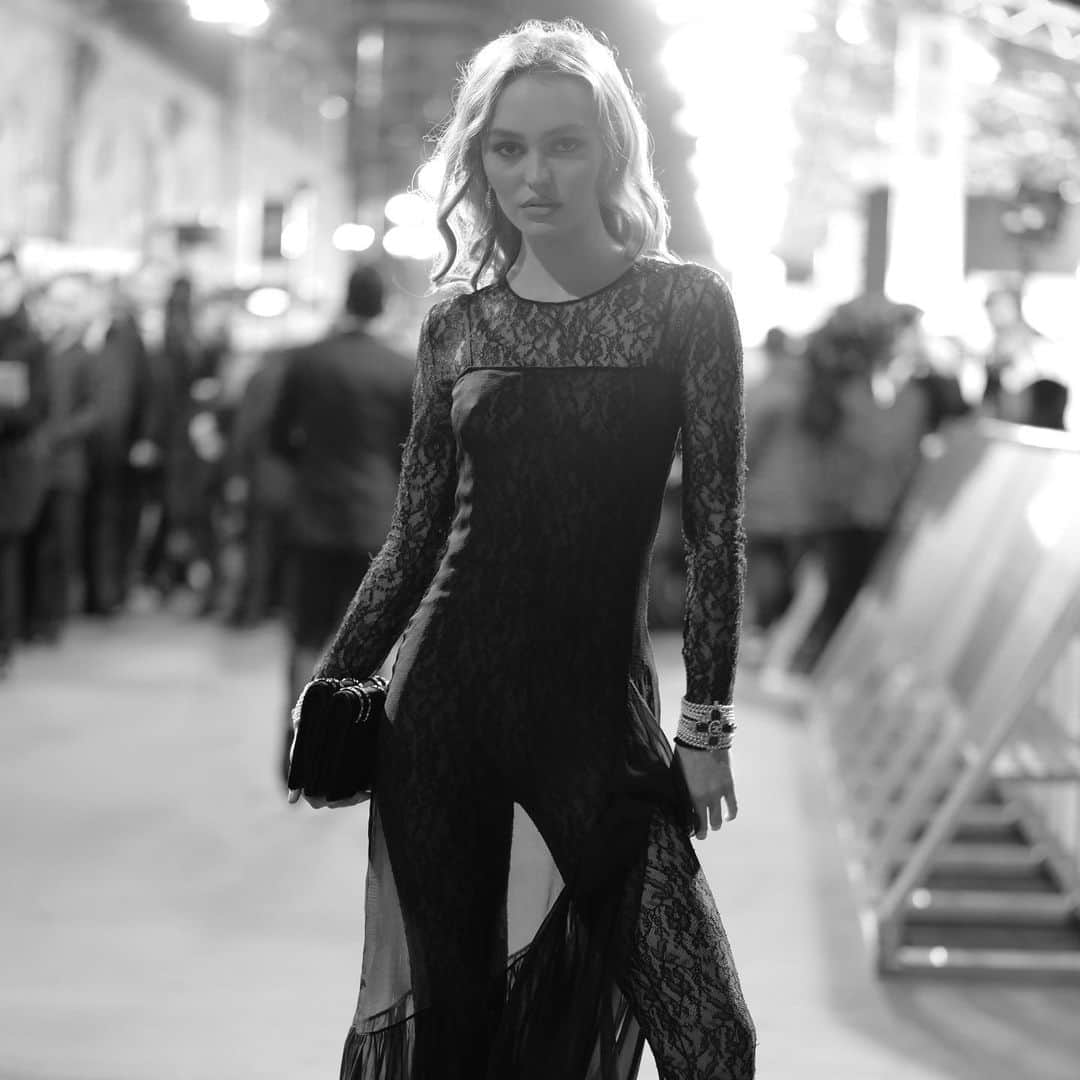 シャネルさんのインスタグラム写真 - (シャネルInstagram)「House ambassador Lily-Rose Depp wore a black look from the Paris - 31 rue Cambon 2019/20 Métiers d’art collection at the 2020 BAFTA awards ceremony, photographed by Greg Williams.  #CHANELinCinema #CHANEL #CHANELMetiersdArt @LilyRose_Depp #LilyRoseDepp #EEBAFTA @BAFTA @CHANEL.beauty #CHANELMakeUp @gregwilliamsphotography」2月5日 4時48分 - chanelofficial