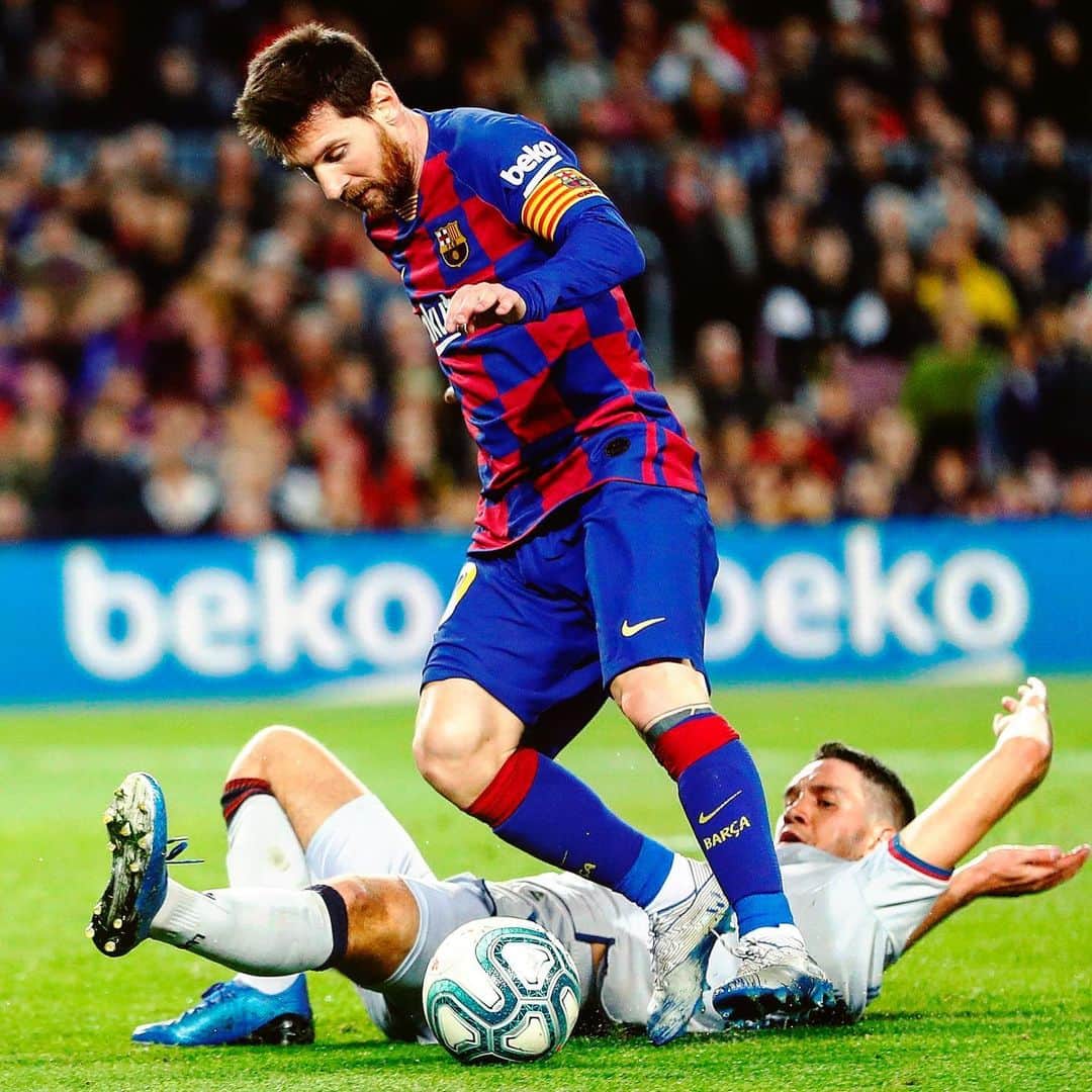 LFPさんのインスタグラム写真 - (LFPInstagram)「Messi gonna Messi... 🤪 • Puro Messi... 🤪 • #Messi #Skills #Barça #LaLiga #LaLigaSantander」2月5日 4時48分 - laliga